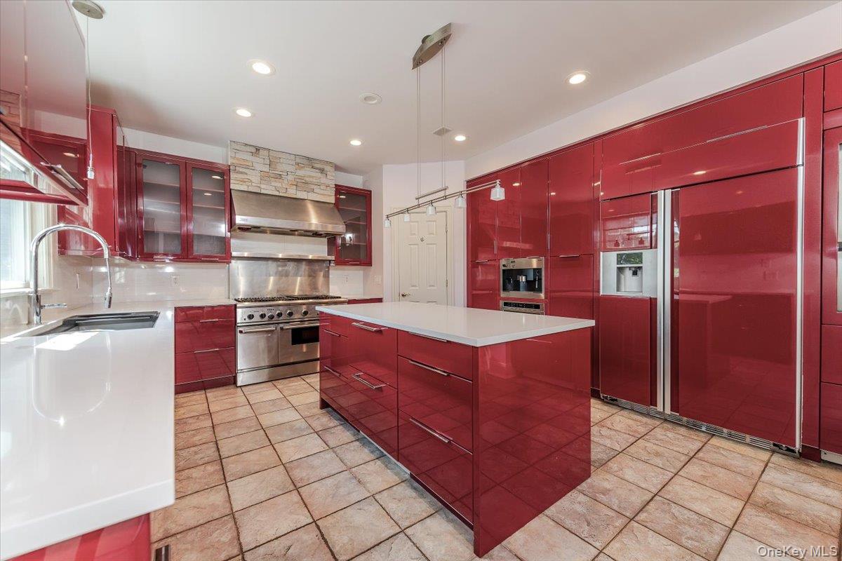 53 Pembroke Drive, Glen Cove, NY 11542