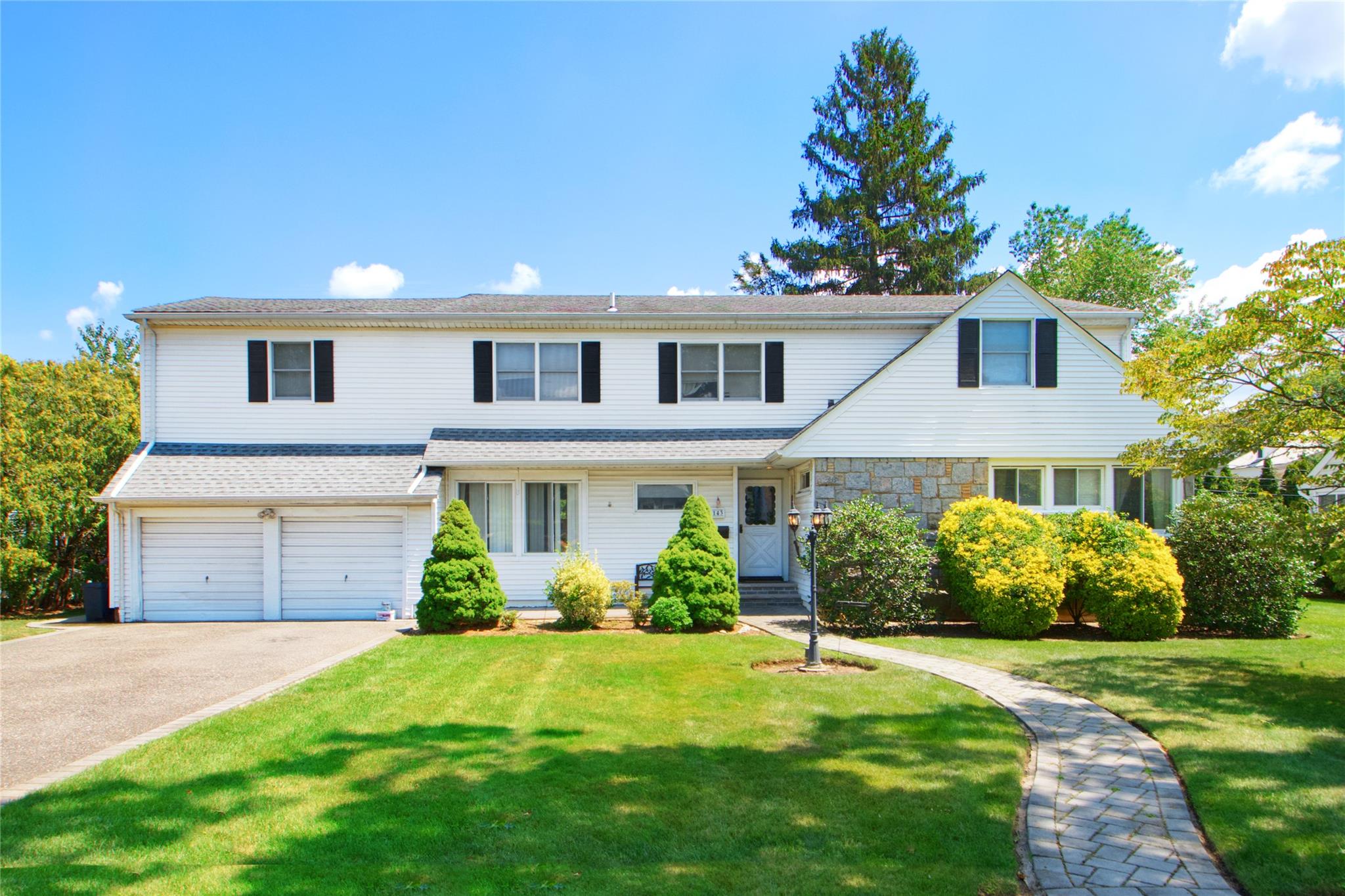 143 Tanners Pond Road, Garden City, NY 11530