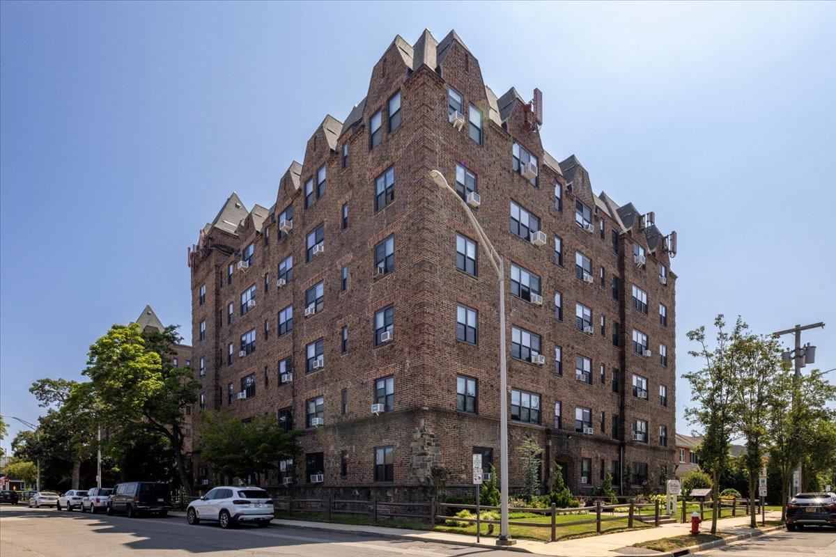 141 Wyckoff Place # 2E, Woodmere, NY 11598