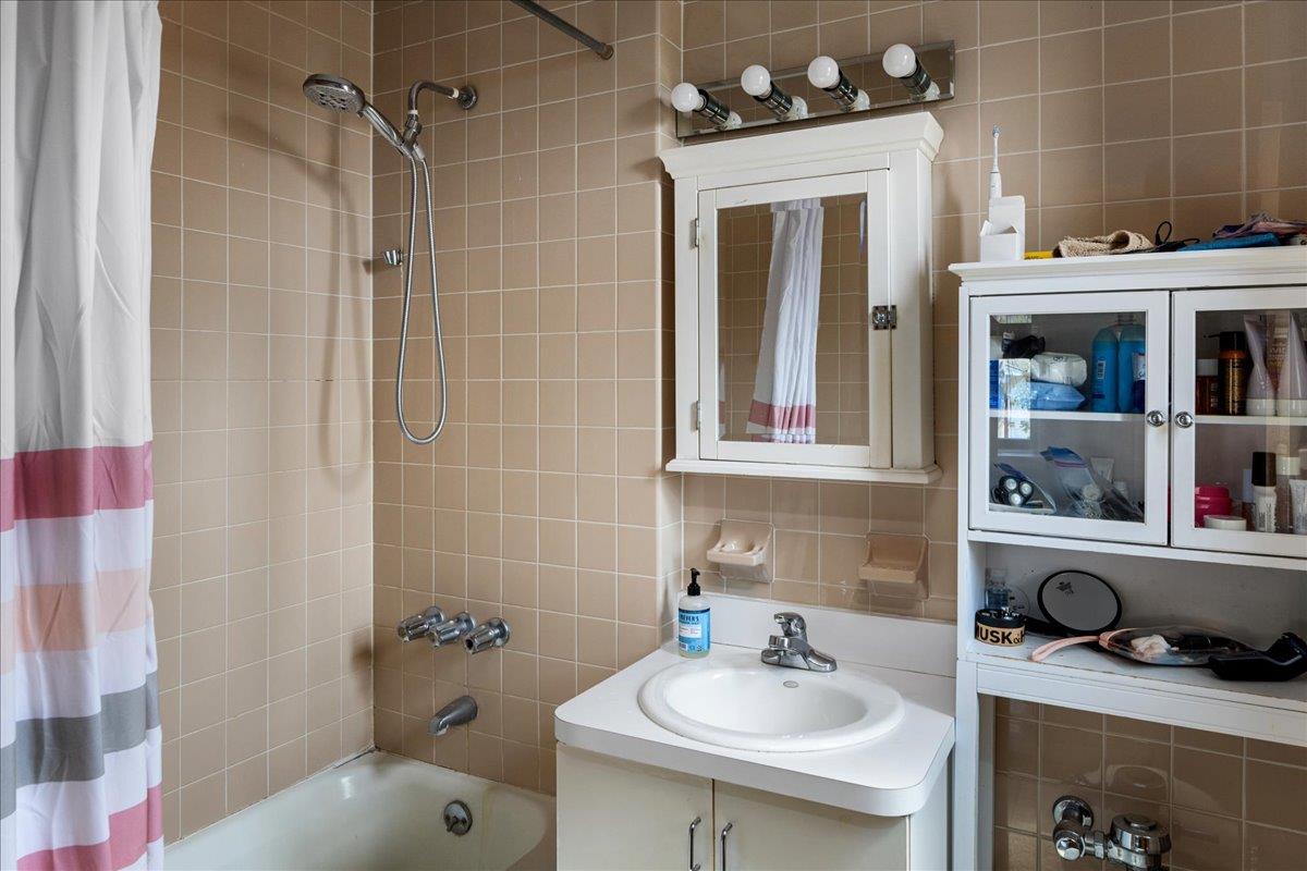 141 Wyckoff Place # 2E, Woodmere, NY 11598