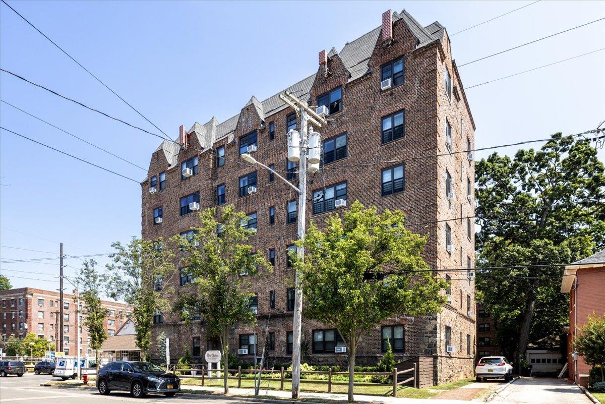141 Wyckoff Place # 2E, Woodmere, NY 11598