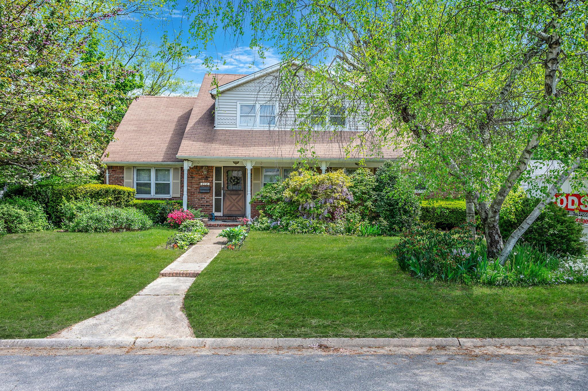 212 5th Avenue, West Babylon, NY 11704