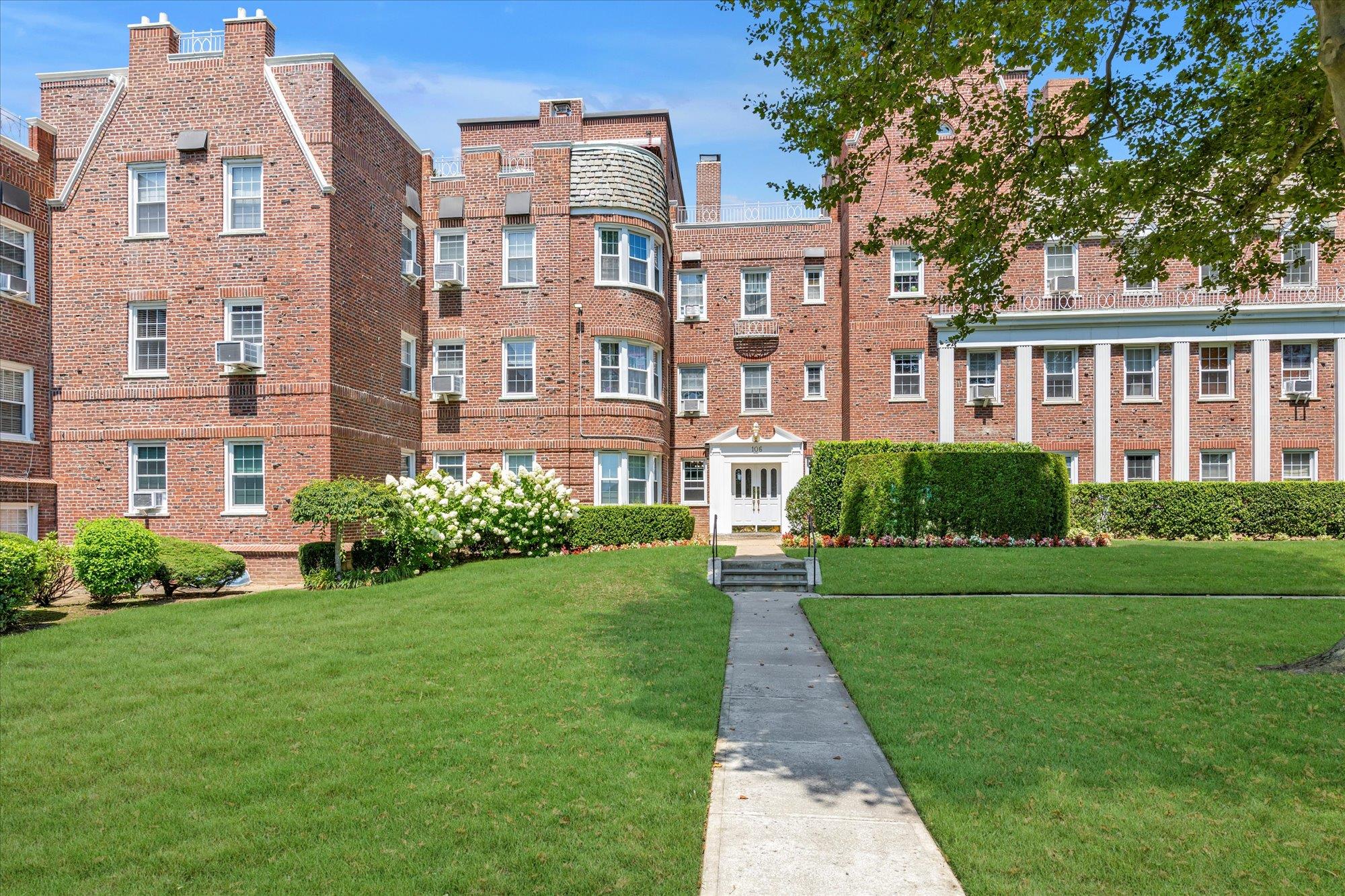 106 S Village Avenue # 3A, Rockville Centre, NY 11570