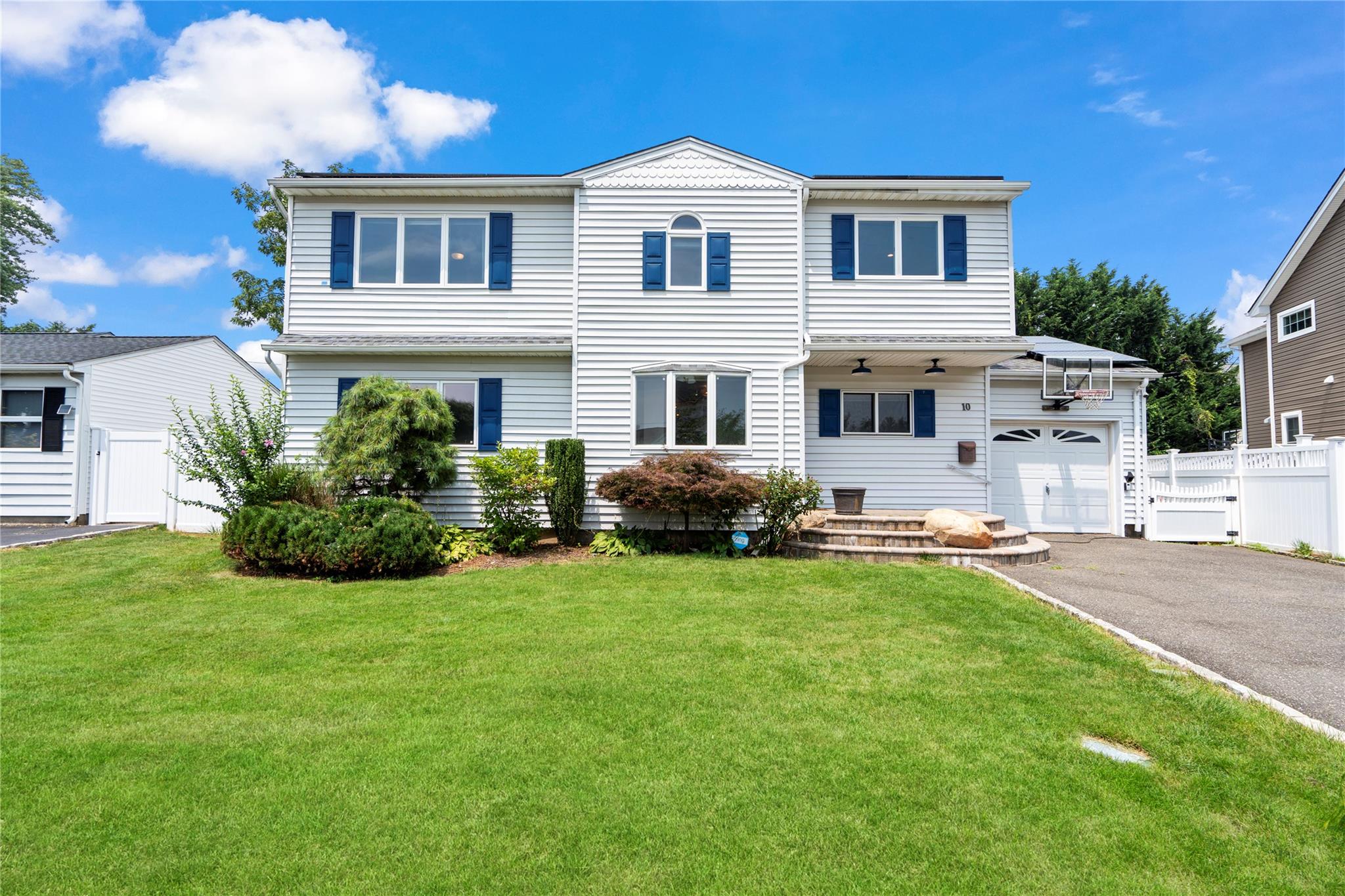 10 Lillian Lane, Plainview, NY 11803