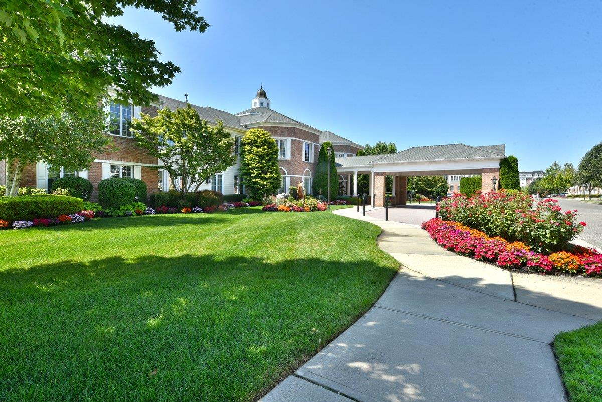 415 Pacing Way, Westbury, NY 11590