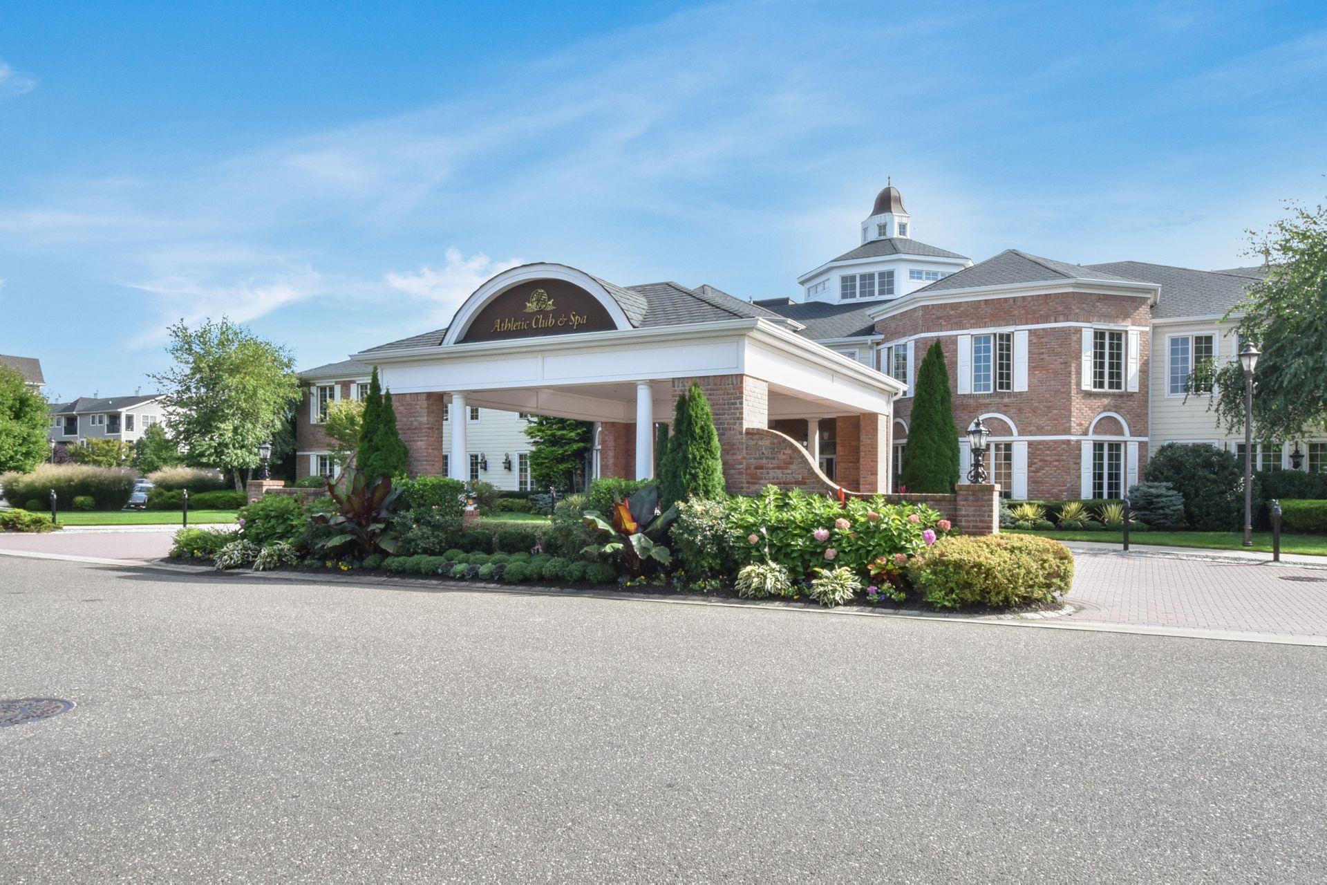 415 Pacing Way, Westbury, NY 11590