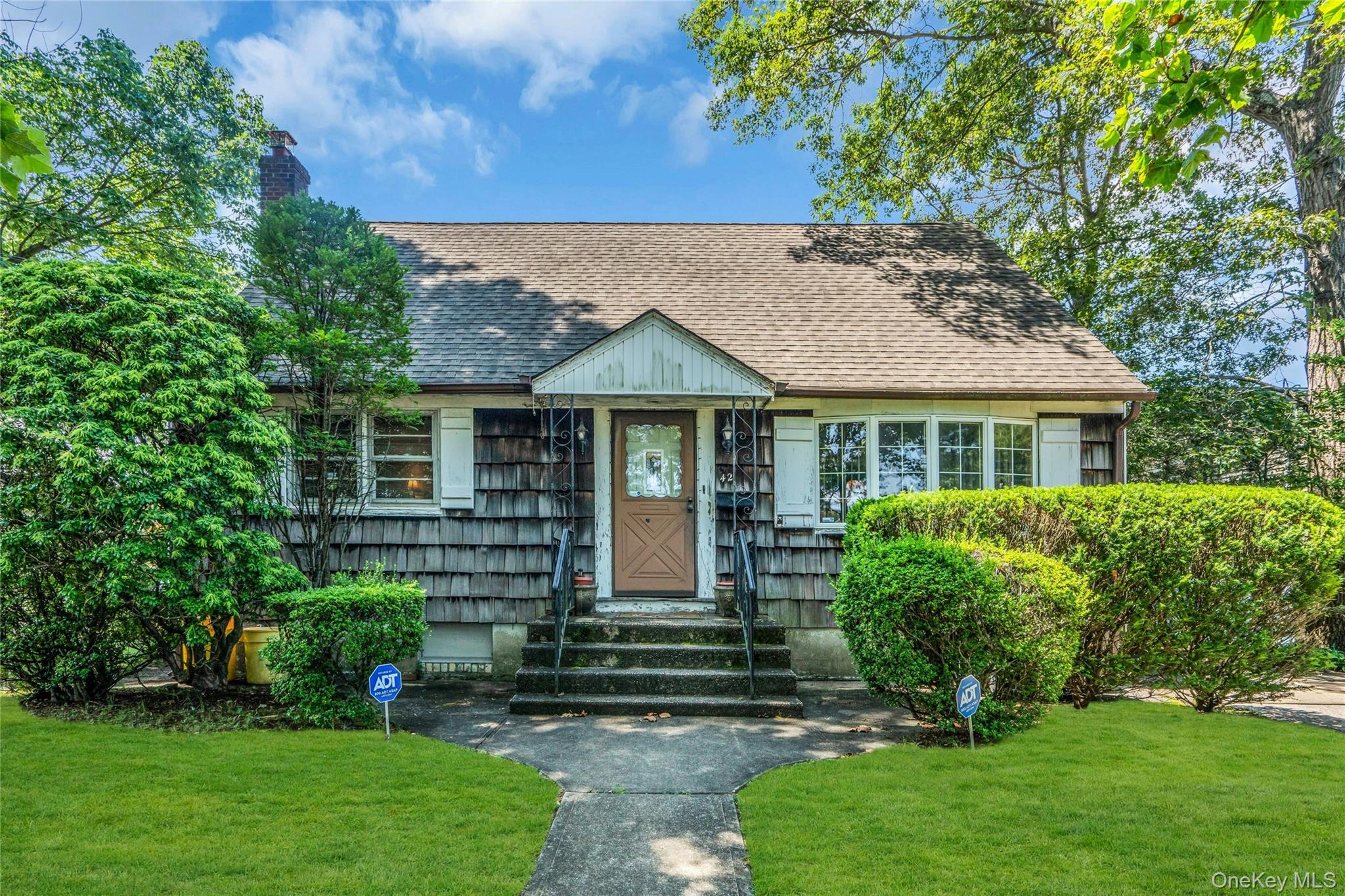 42 Summit Street, Plainview, NY 11803