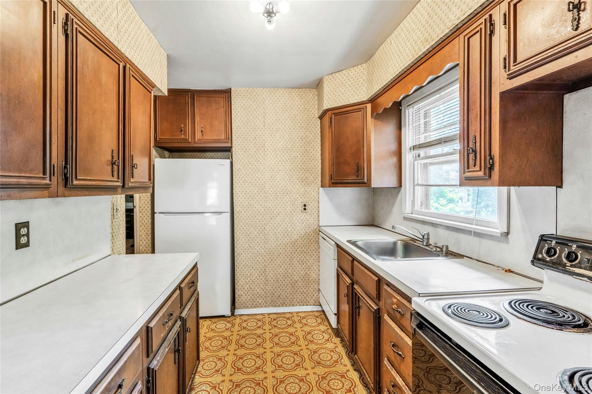 42 Summit Street, Plainview, NY 11803