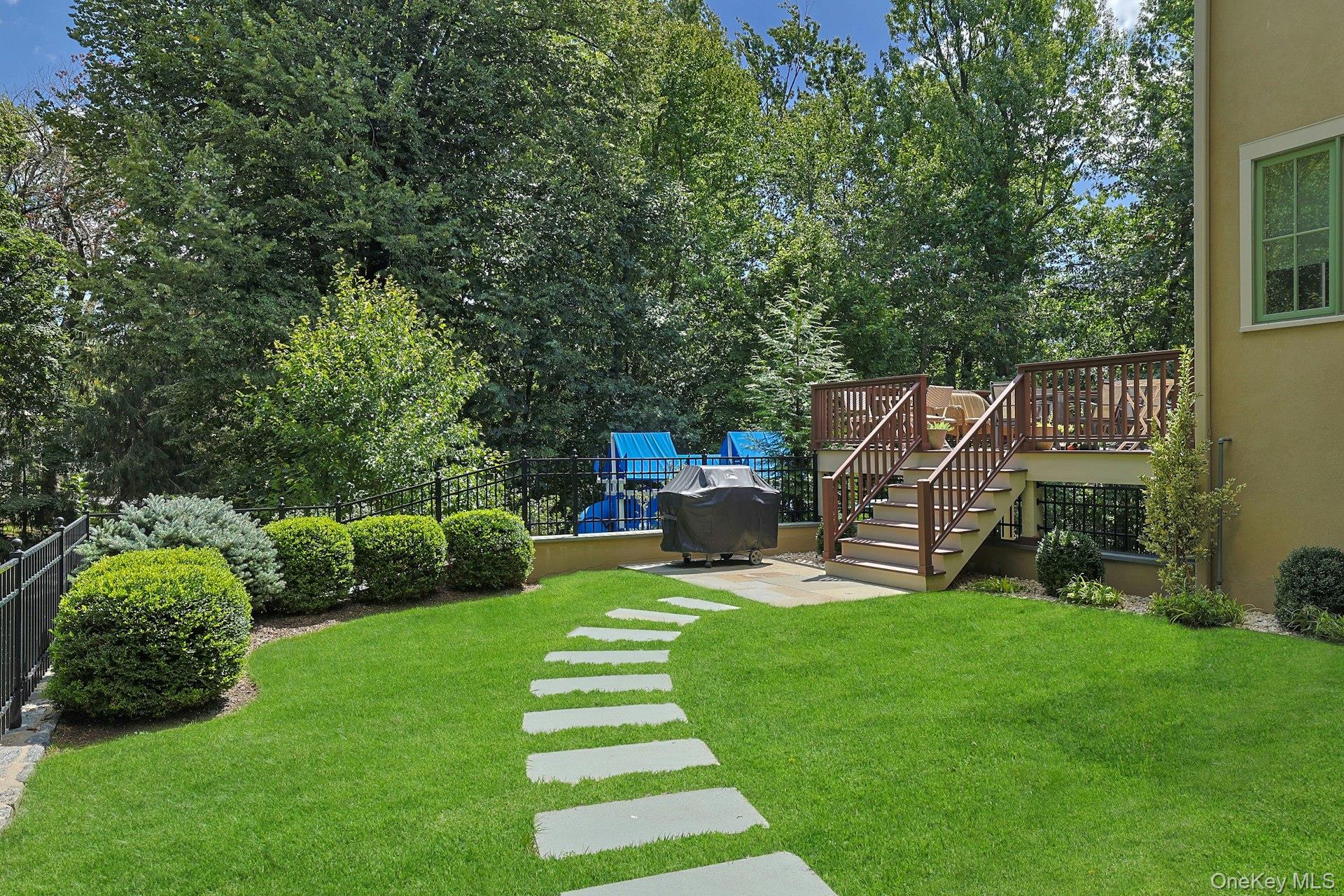 27 Dearman Close, Irvington, NY 10533