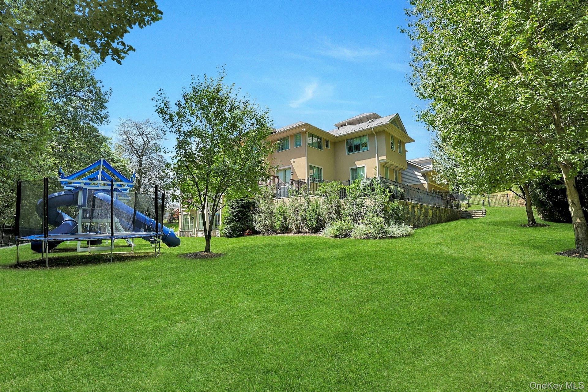 27 Dearman Close, Irvington, NY 10533