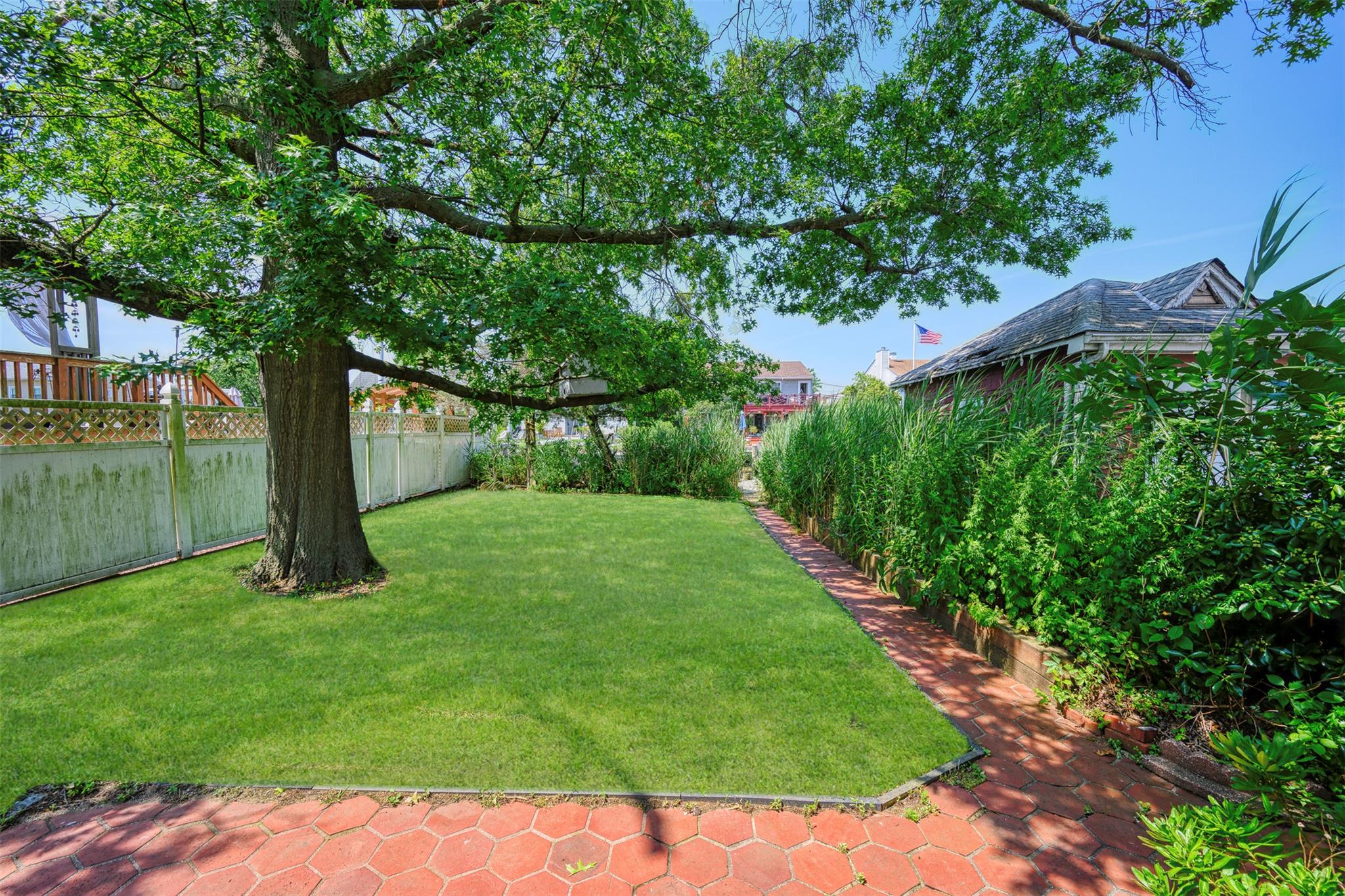 142 Gordon Place, Freeport, NY 11520