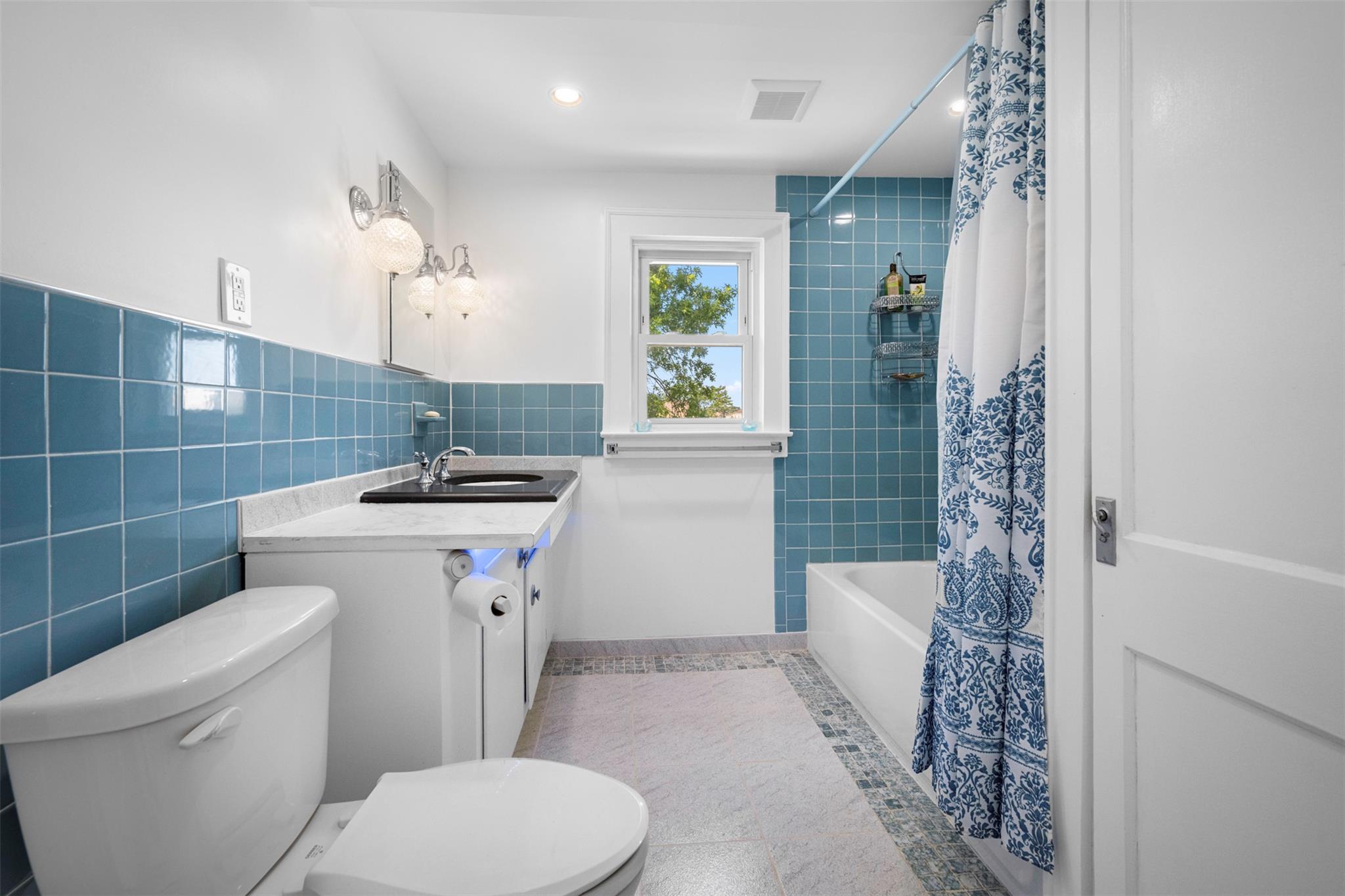 142 Gordon Place, Freeport, NY 11520