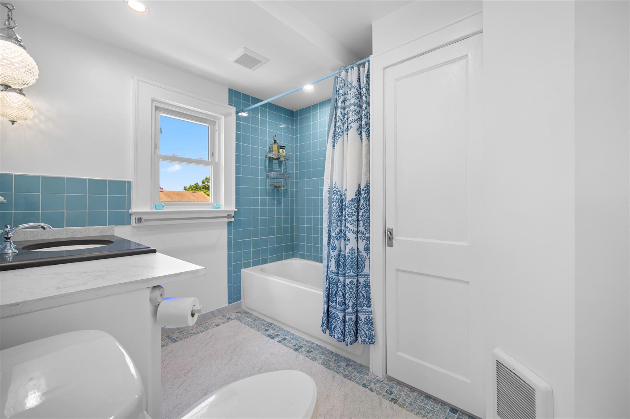 142 Gordon Place, Freeport, NY 11520