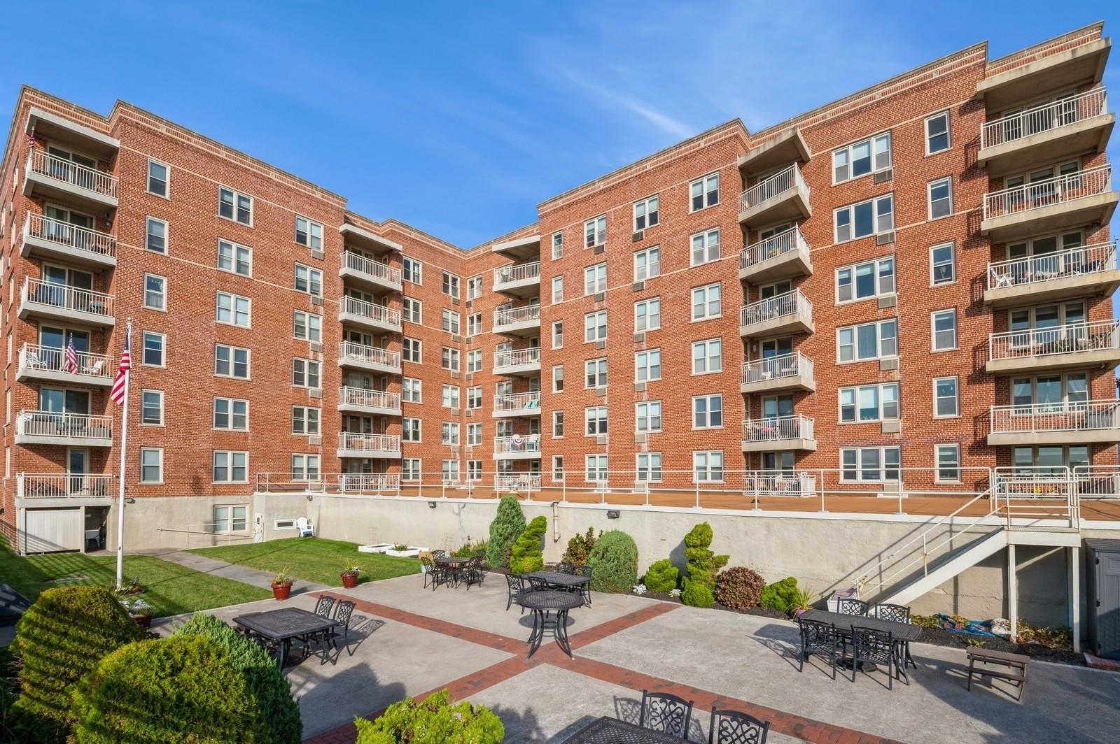 560 W Broadway # 1G, Long Beach, NY 11561
