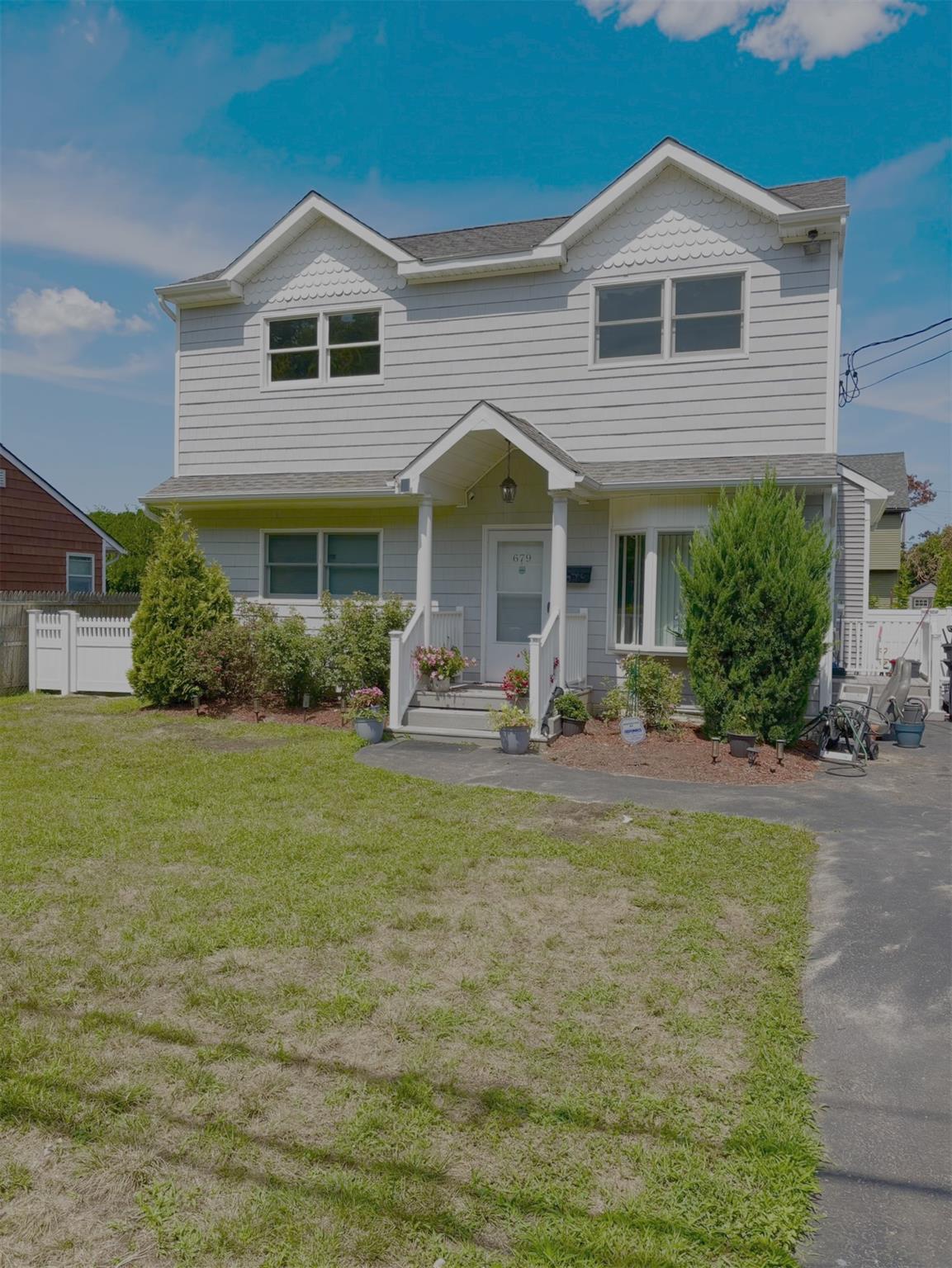 679 Montauk Highway, Oakdale, NY 11769