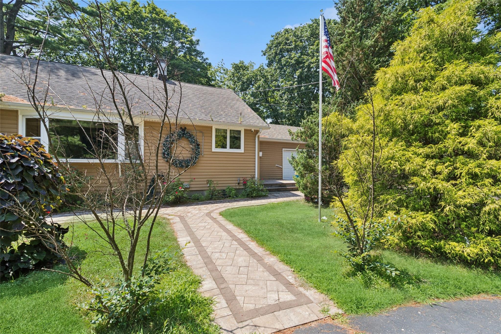 8 Cleary Road, Ronkonkoma, NY 11779