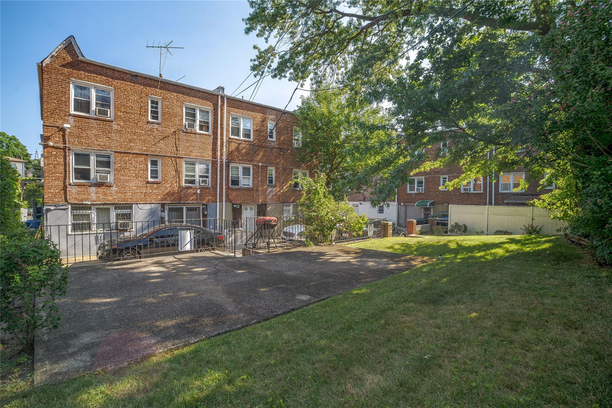 19511 Woodhull Avenue, Hollis, NY 11423