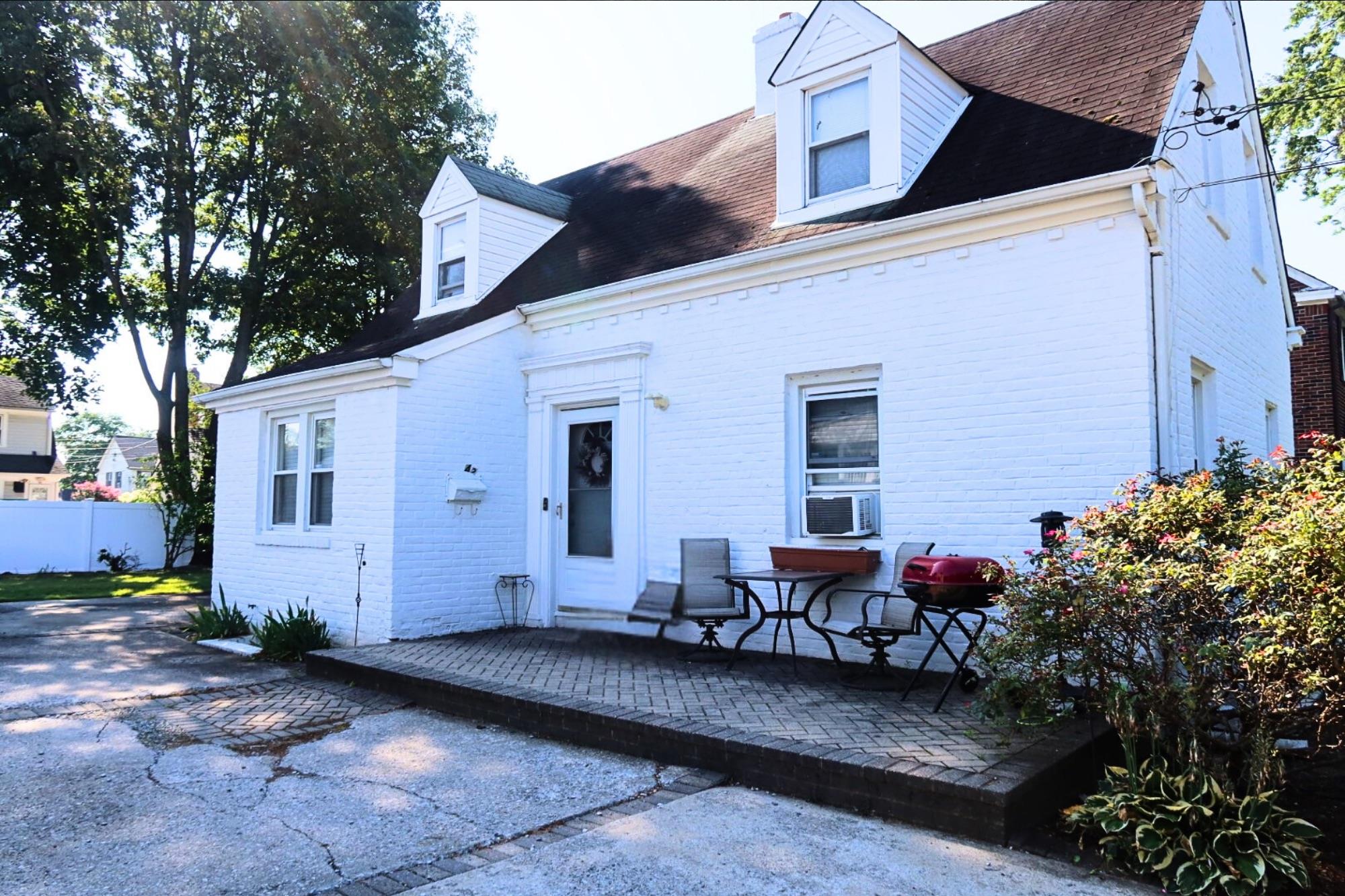 42 Sunset Drive, Hempstead, NY 11550