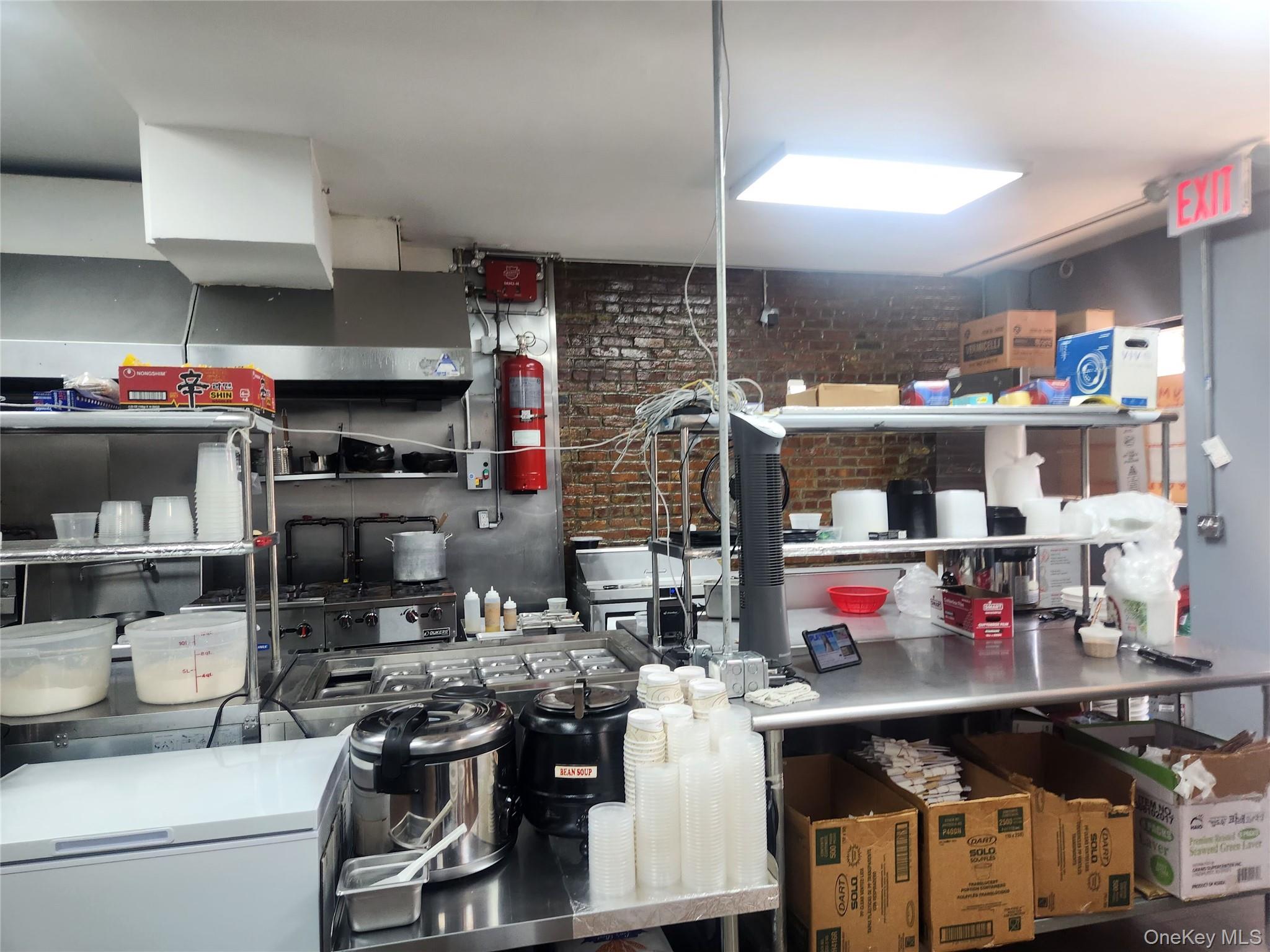 38-70 10th St, Long Island City, NY 11101