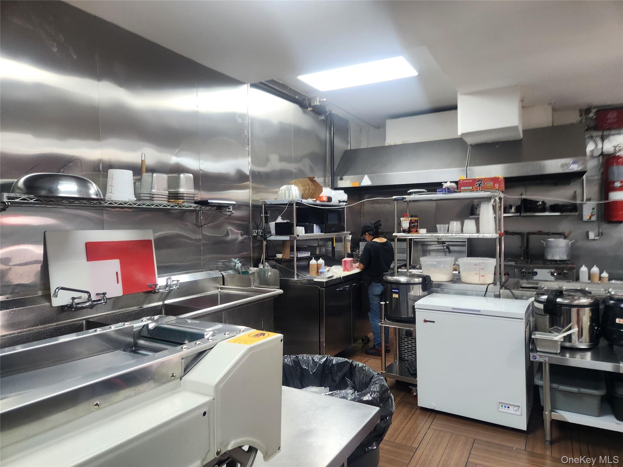 38-70 10th St, Long Island City, NY 11101