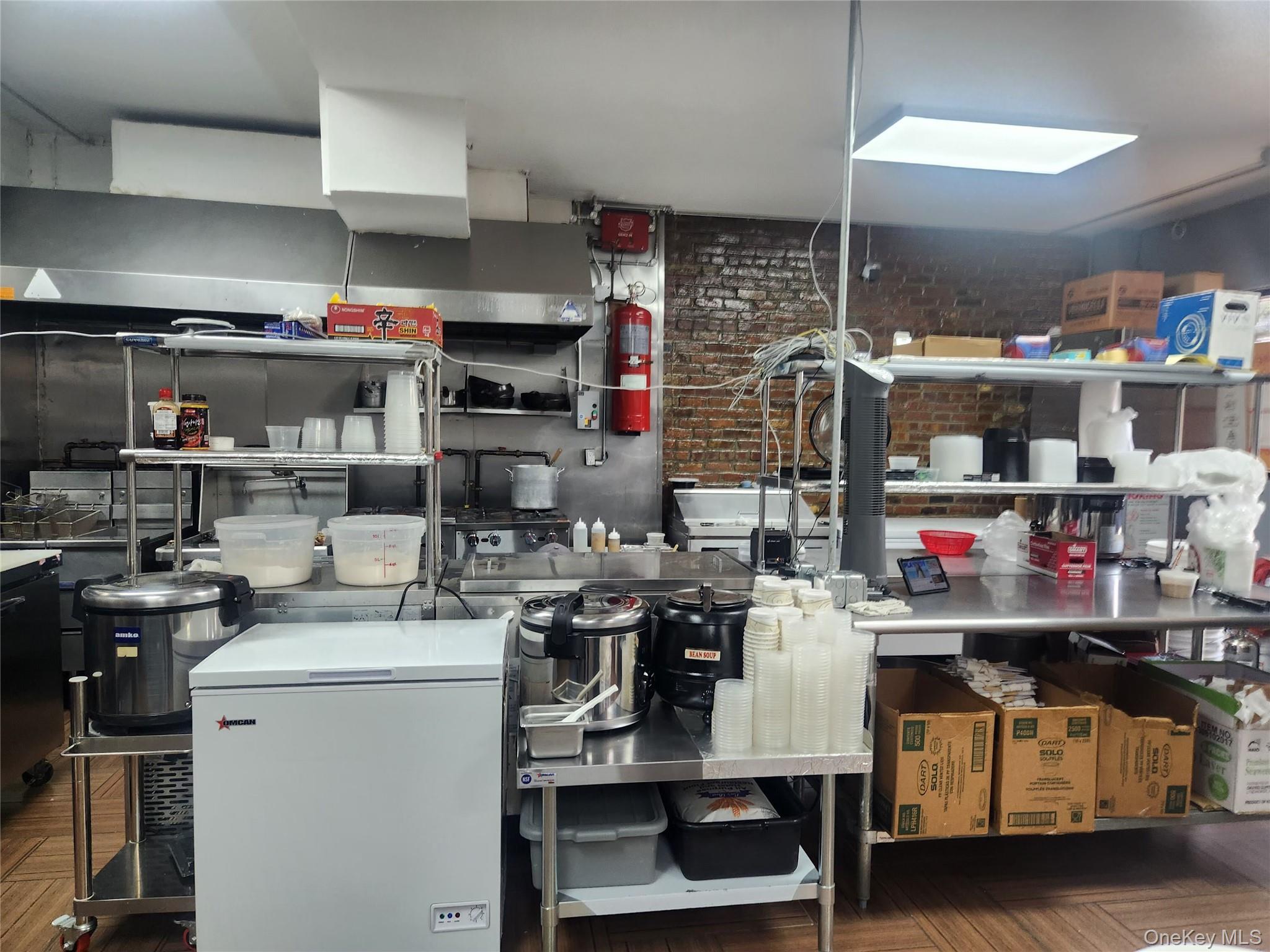 38-70 10th St, Long Island City, NY 11101