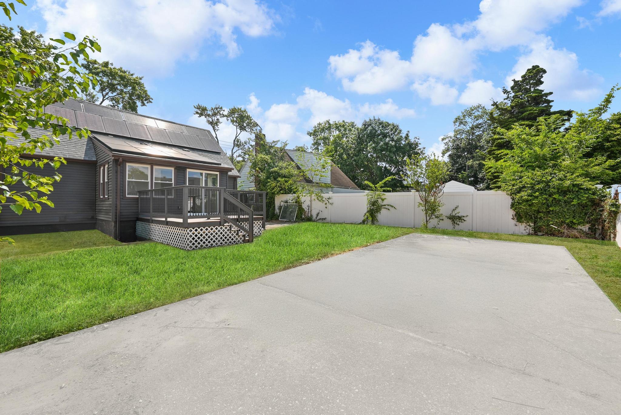 747 New Street, Uniondale, NY 11553