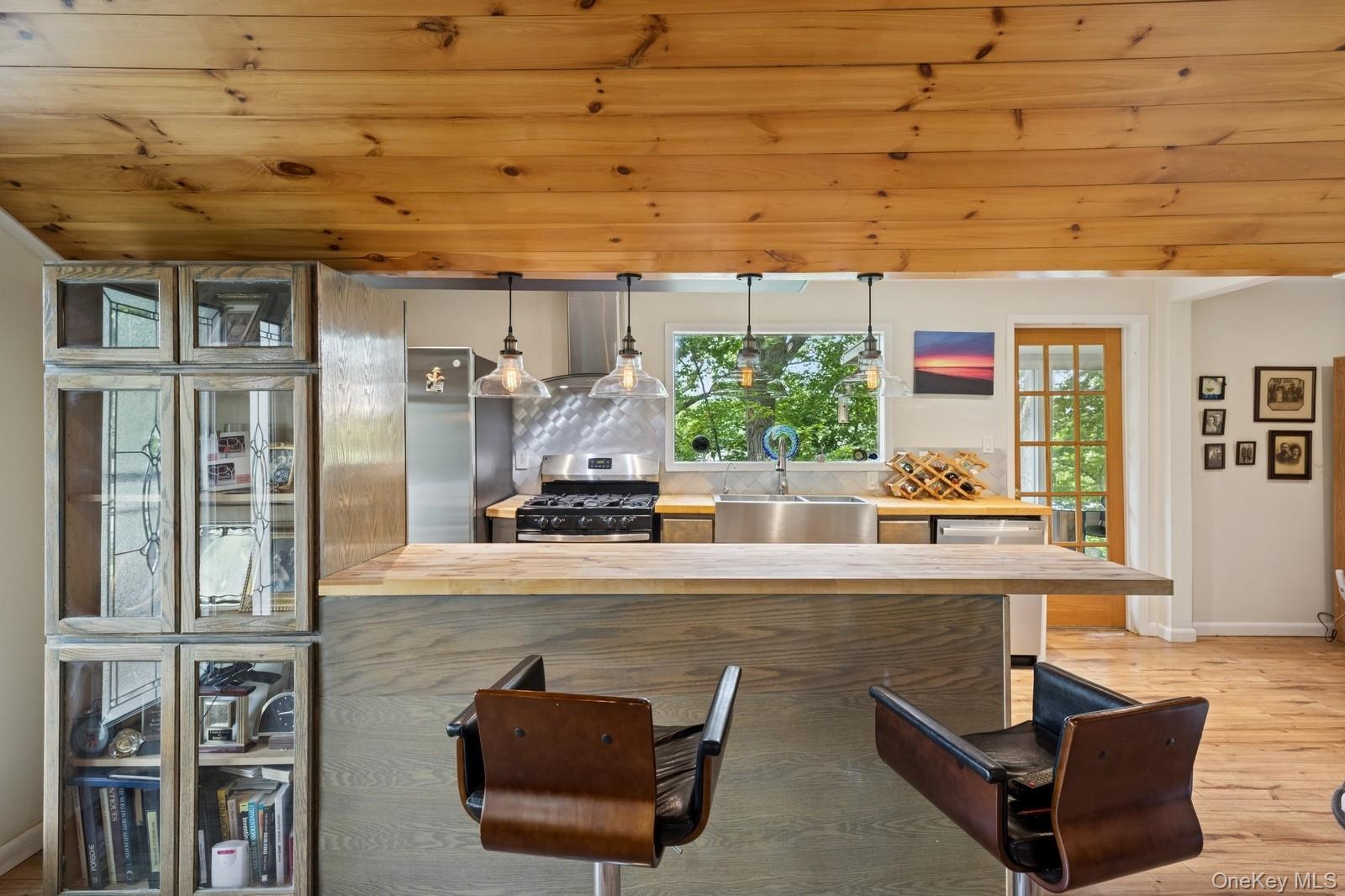 8 Towle Place, Glen Cove, NY 11542