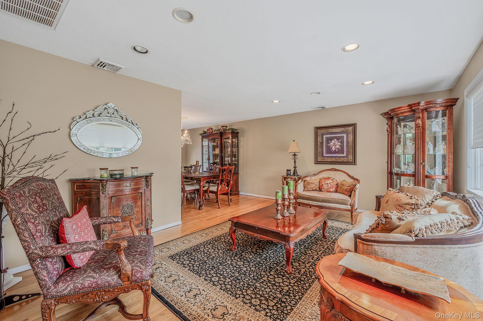 122 Southern Parkway, Plainview, NY 11803