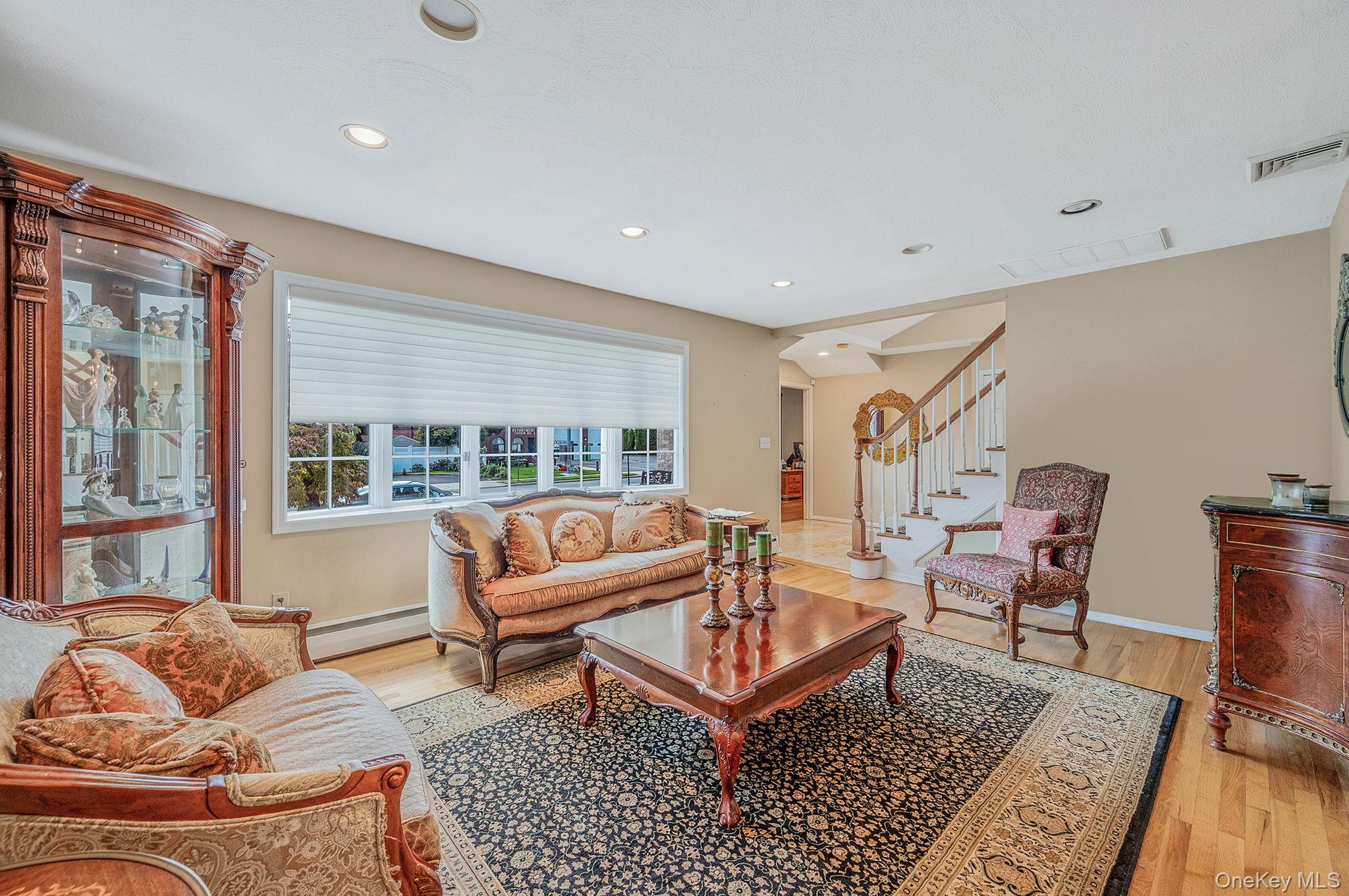 122 Southern Parkway, Plainview, NY 11803