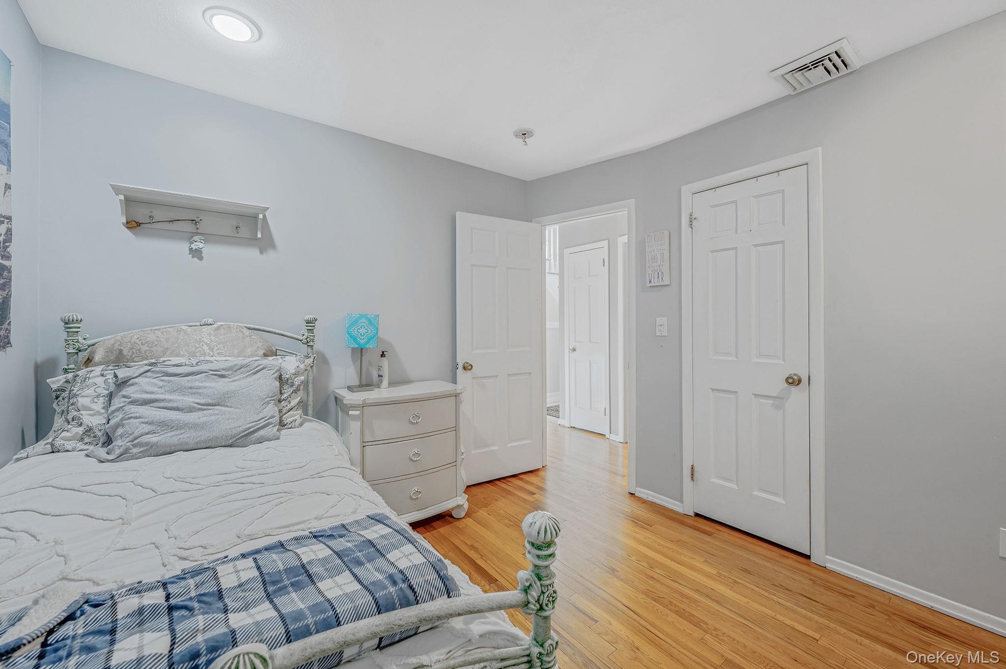 122 Southern Parkway, Plainview, NY 11803