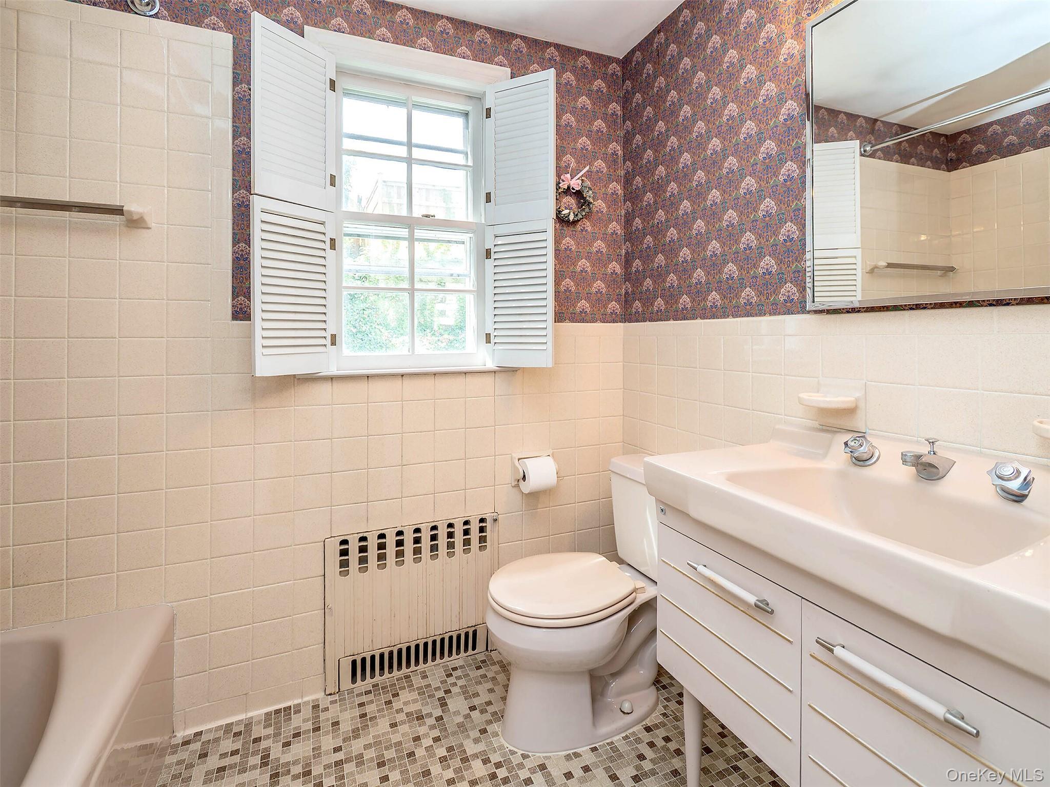 43 Amherst Road, Port Washington, NY 11050