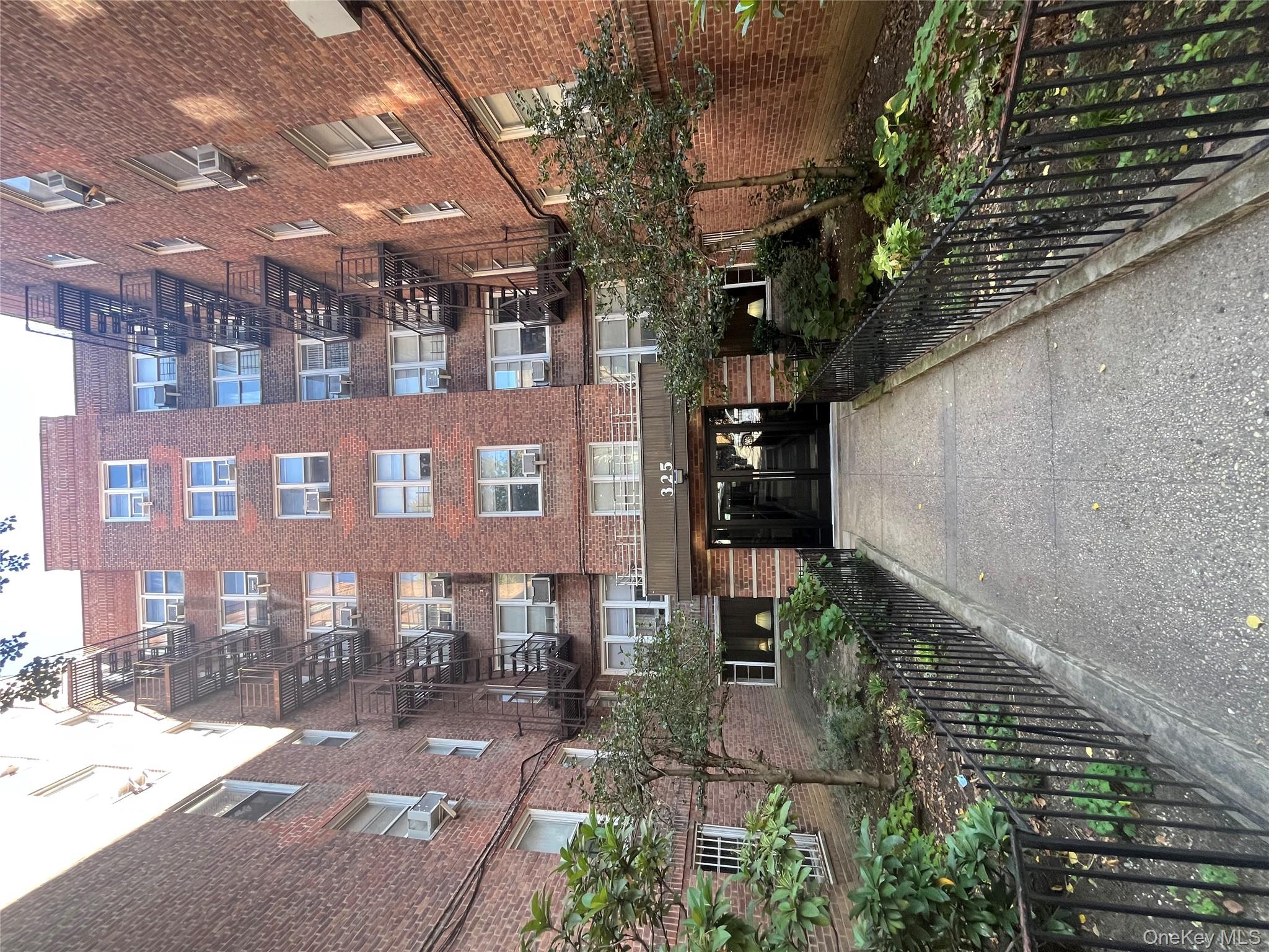 325 E 201 Street # 4D, Bronx, NY 10458