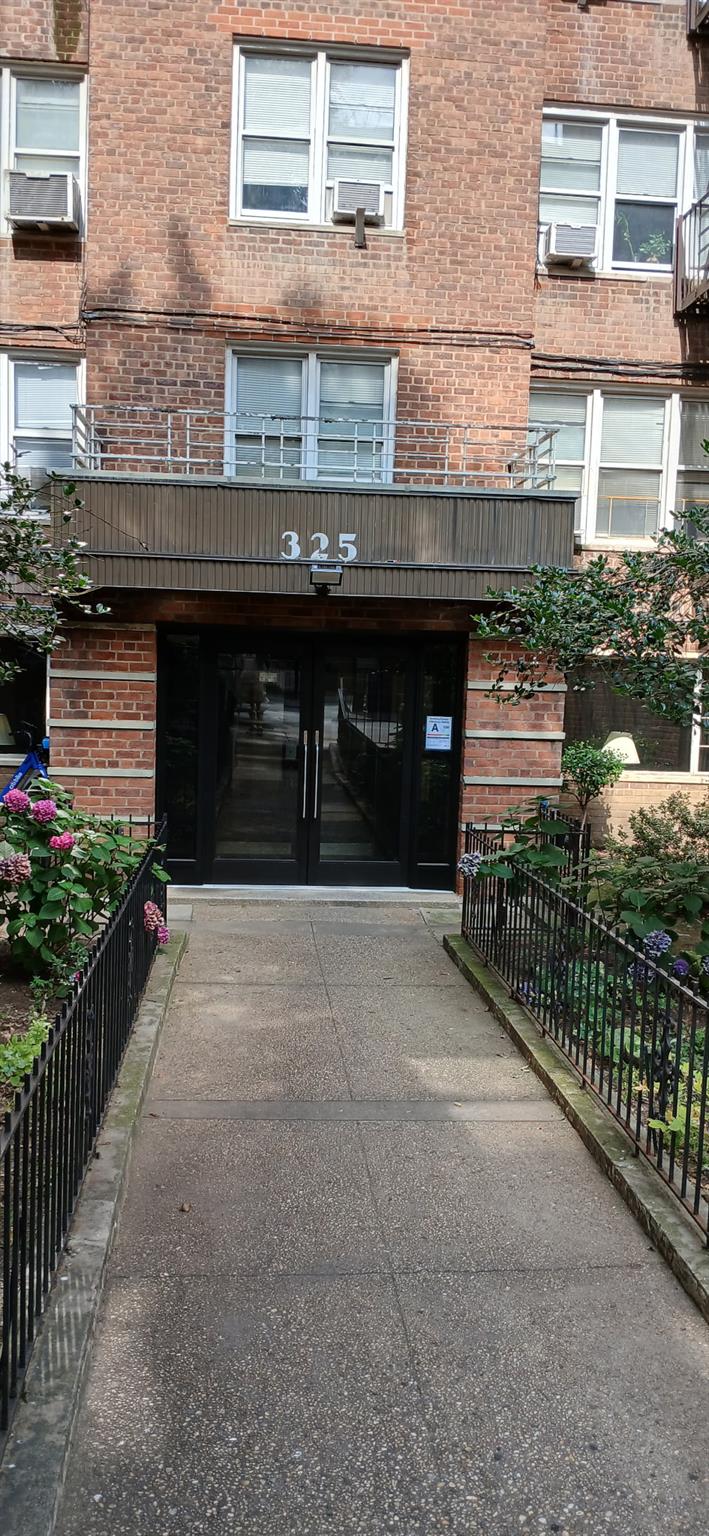 325 E 201 Street # 4D, Bronx, NY 10458
