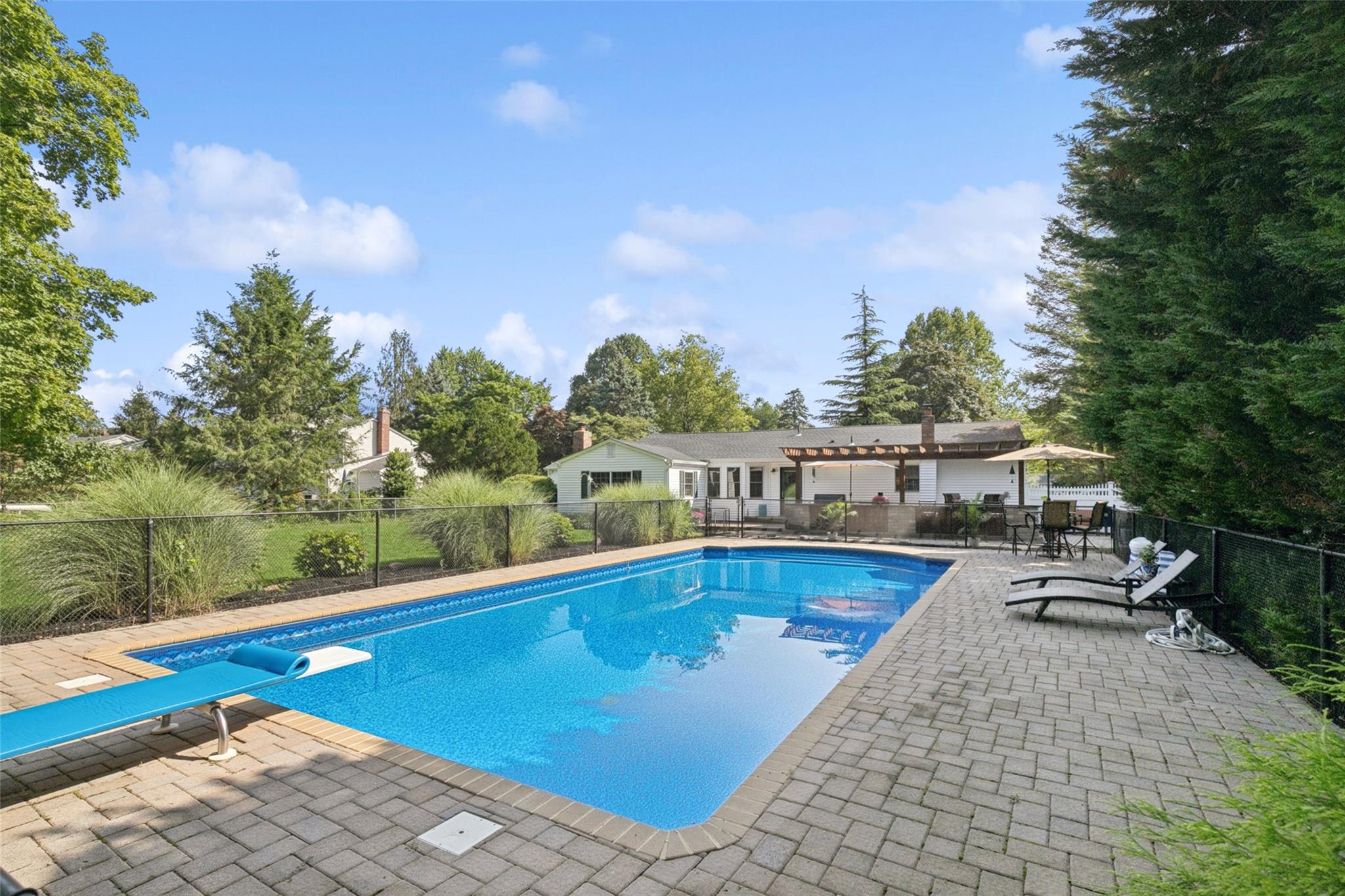 18 Thrush Drive, Smithtown, NY 11787