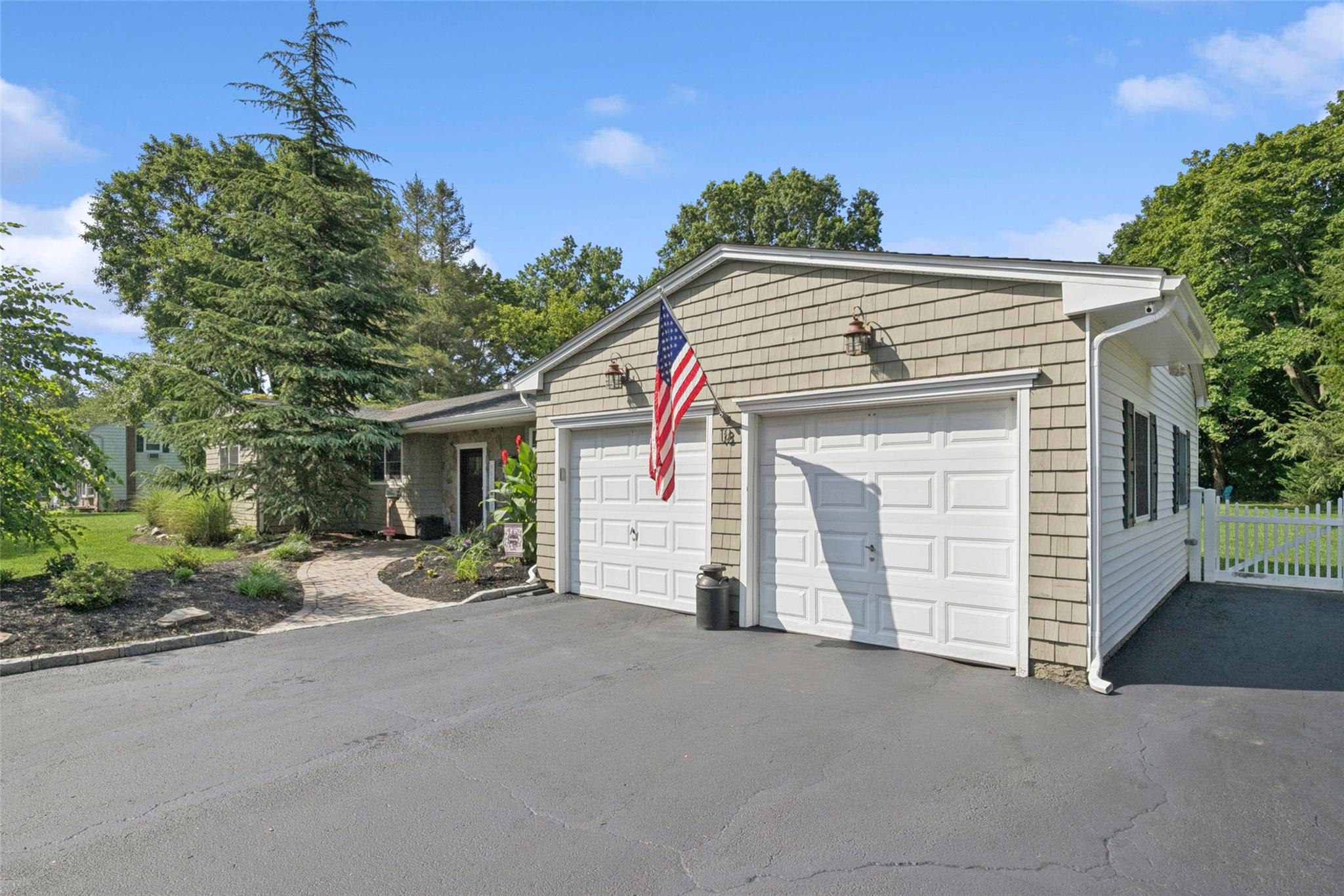 18 Thrush Drive, Smithtown, NY 11787