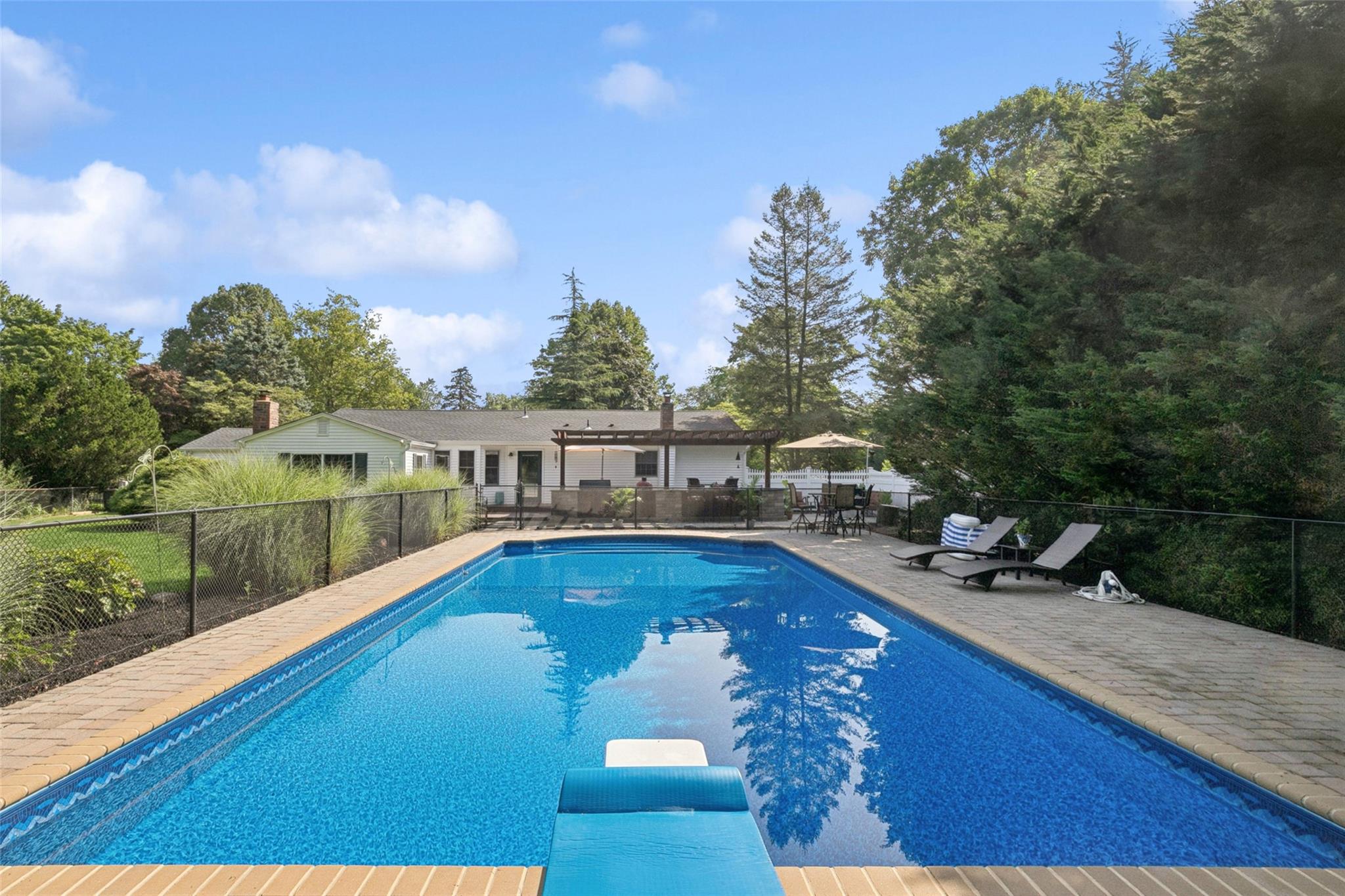 18 Thrush Drive, Smithtown, NY 11787