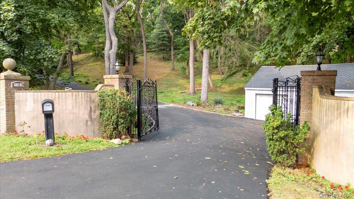 1101 Jericho Oyster Bay Road, Muttontown, NY 11732