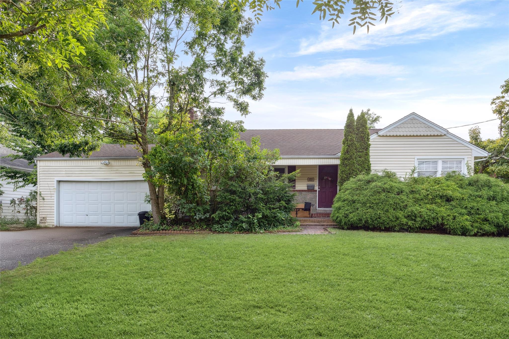 81 Bayview Avenue, Massapequa, NY 11758
