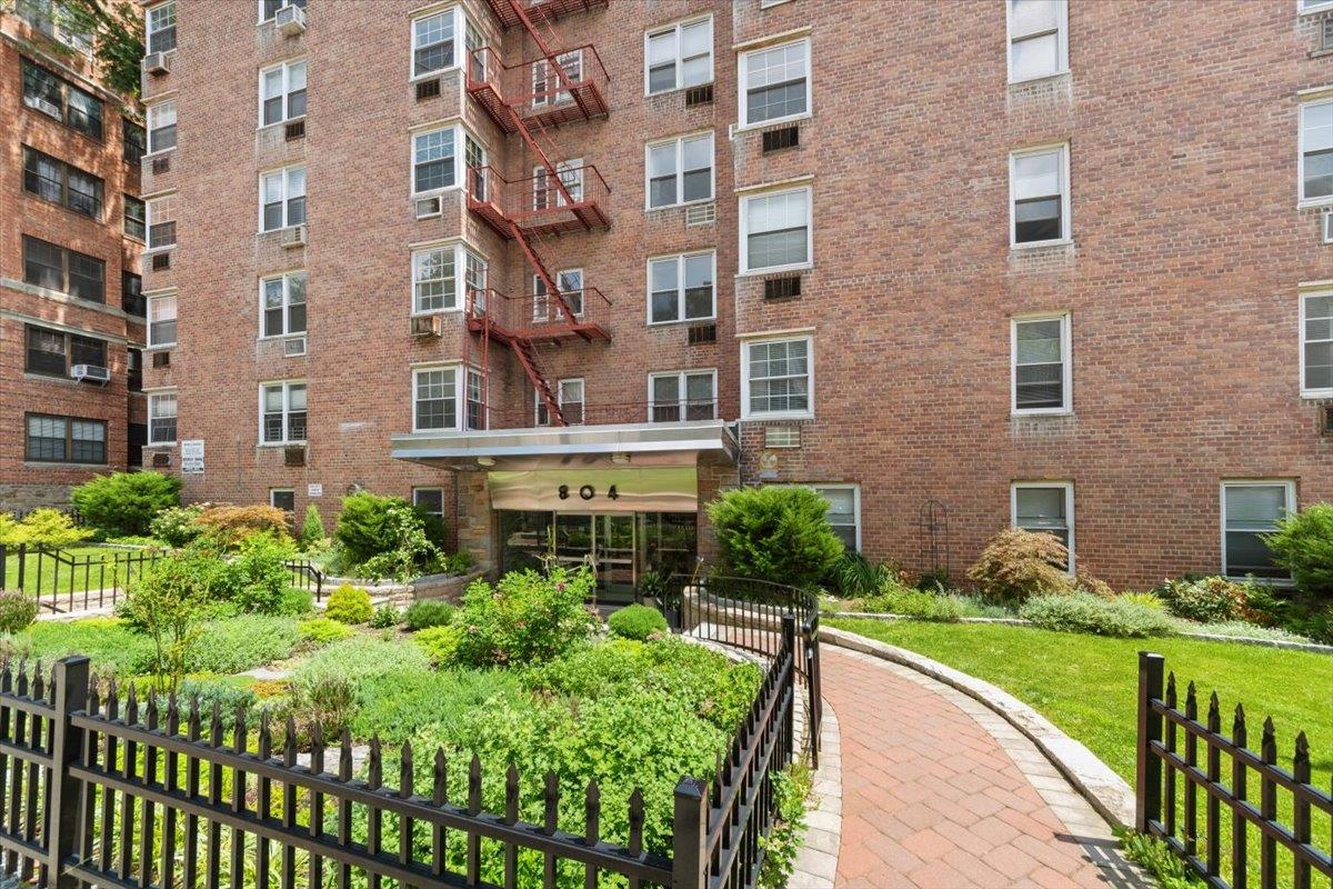 804 Bronx River # 3E, Bronxville, NY 10708