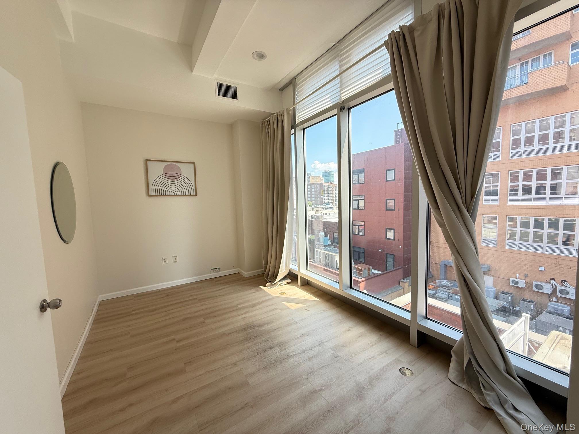 13516 Roosevelt Avenue, Flushing, NY 11354