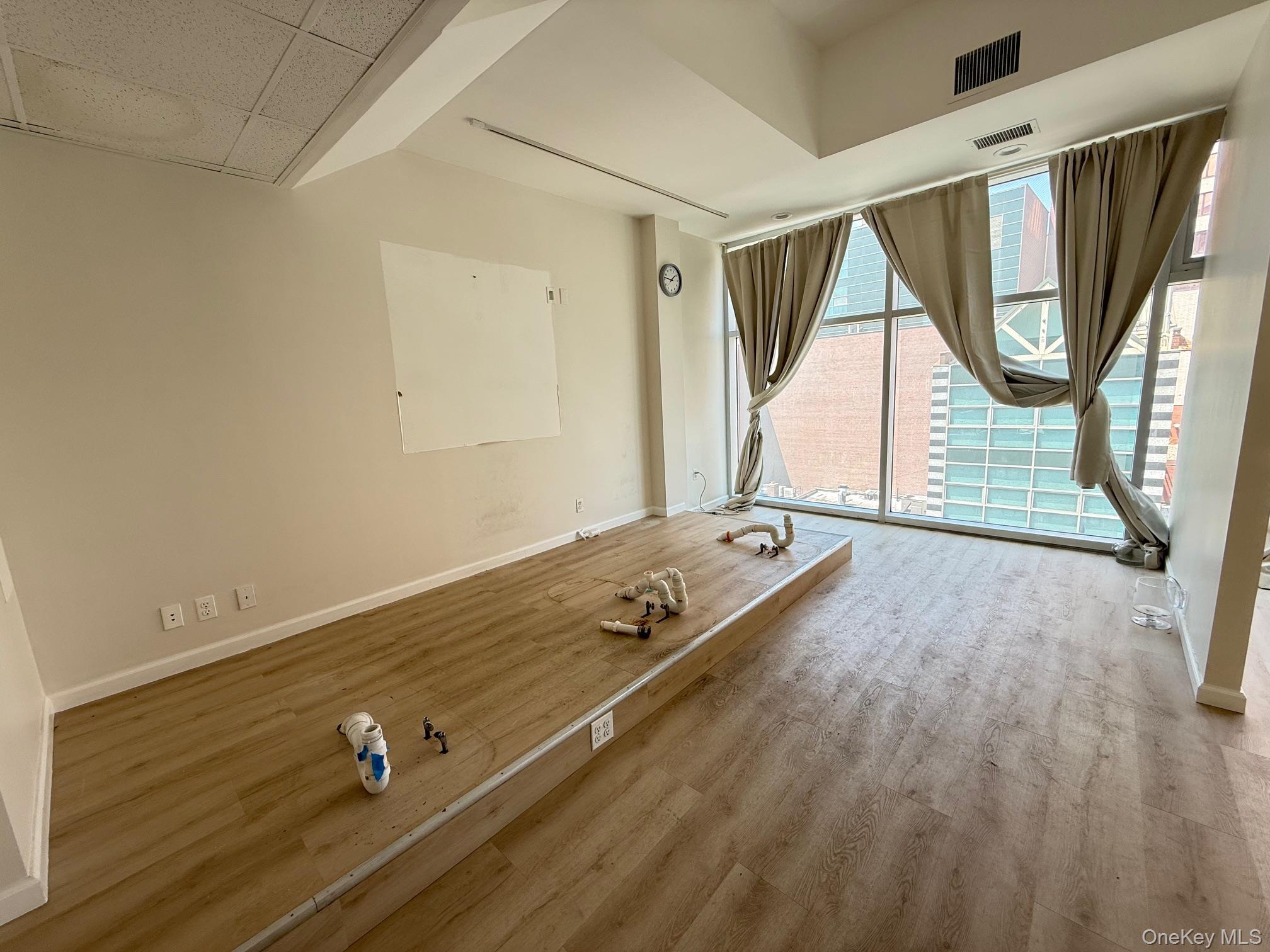 13516 Roosevelt Avenue, Flushing, NY 11354