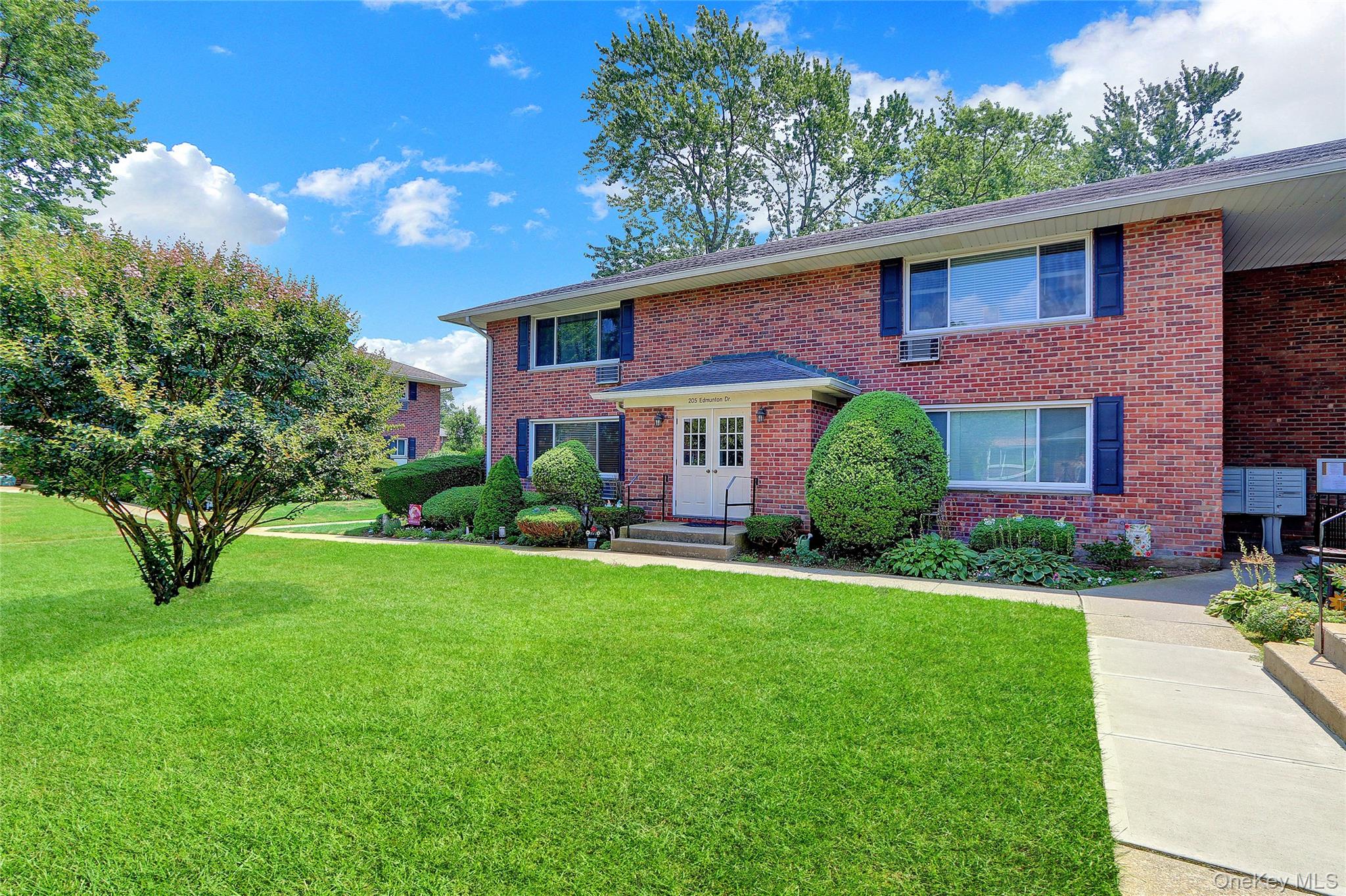 205 Edmunton Drive # H17, North Babylon, NY 11703