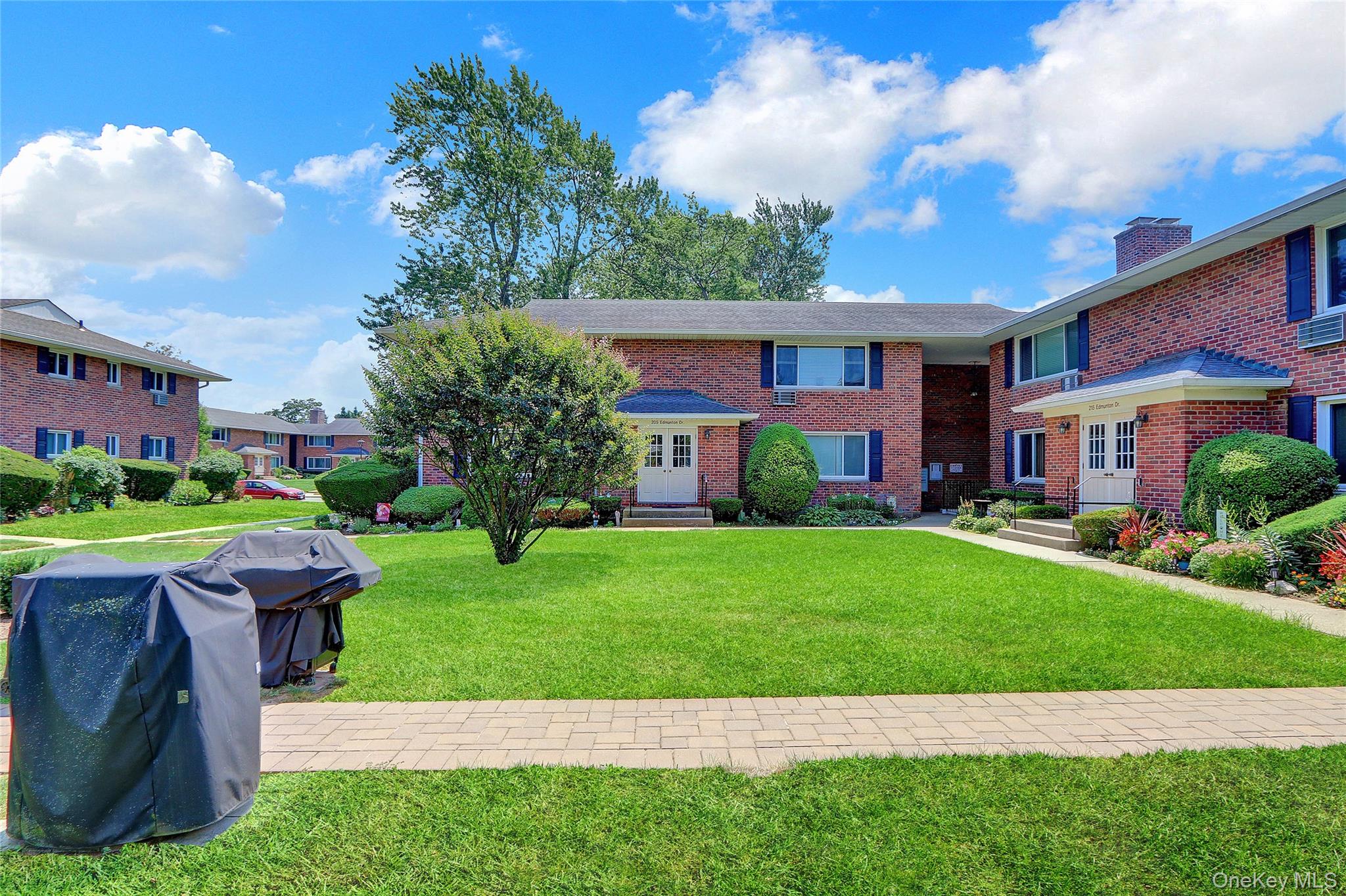 205 Edmunton Drive # H17, North Babylon, NY 11703