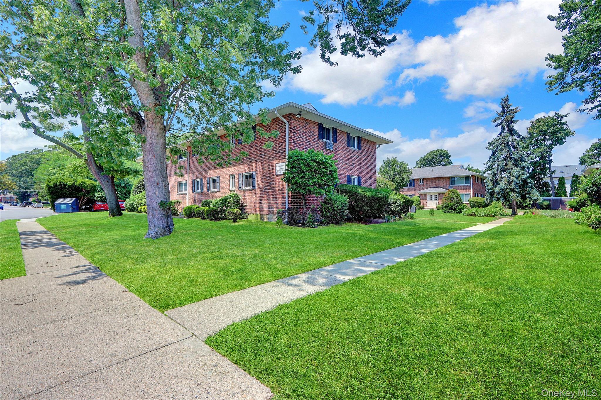 205 Edmunton Drive # H17, North Babylon, NY 11703