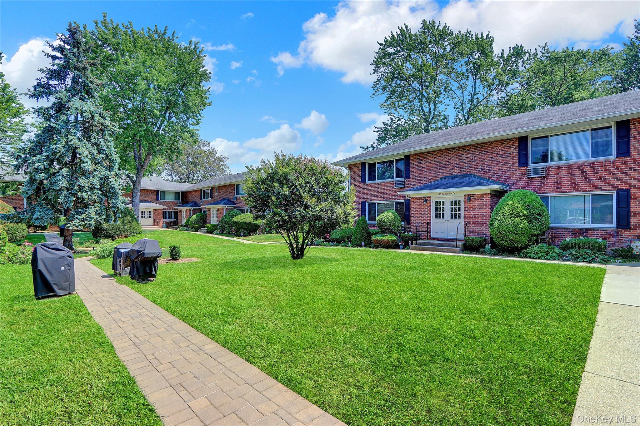 205 Edmunton Drive # H17, North Babylon, NY 11703