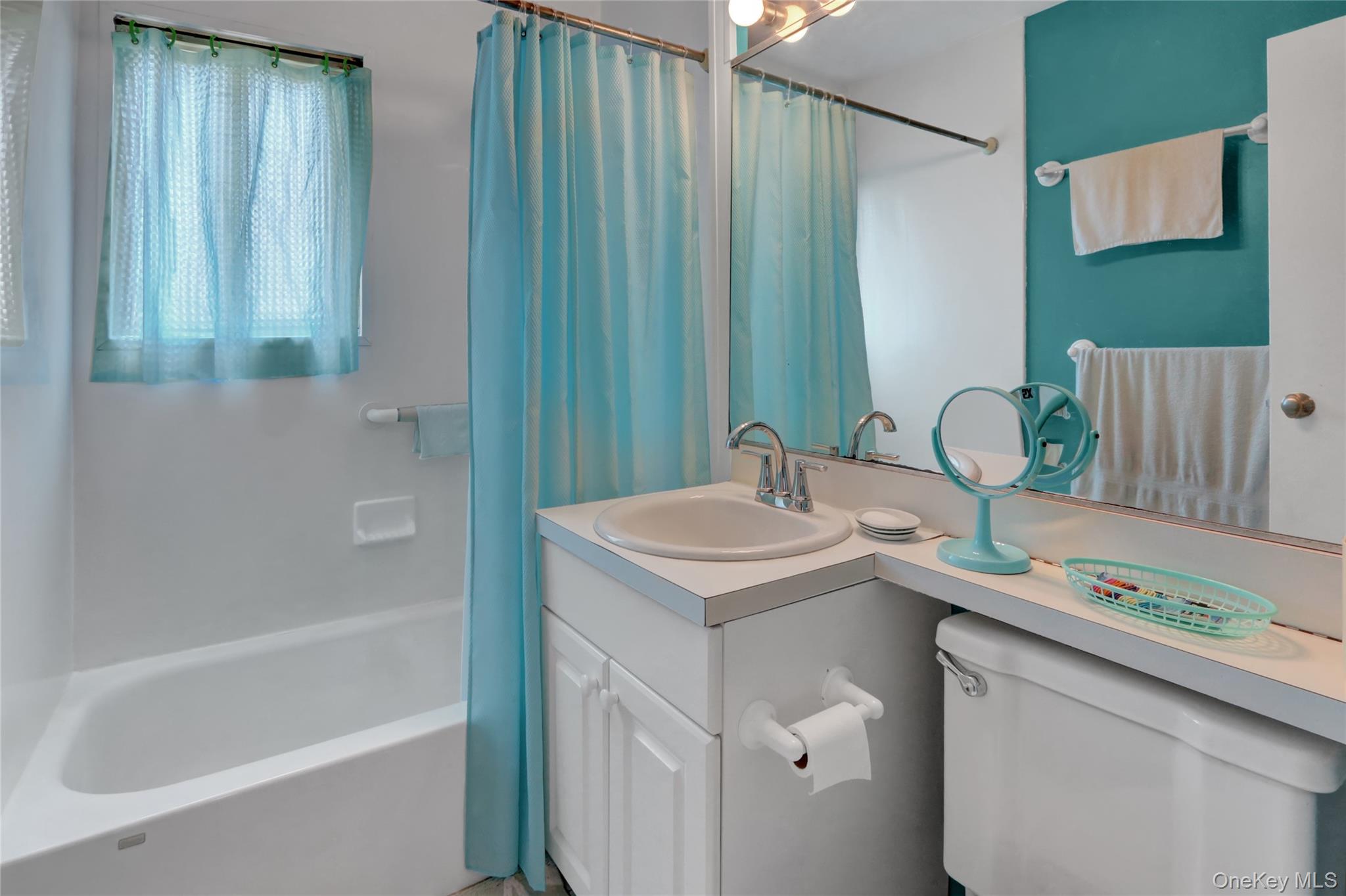 205 Edmunton Drive # H17, North Babylon, NY 11703