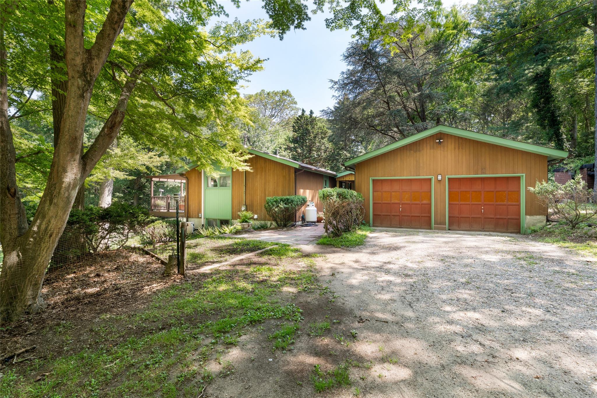 21 W Bartlett Road, Middle Island, NY 11953