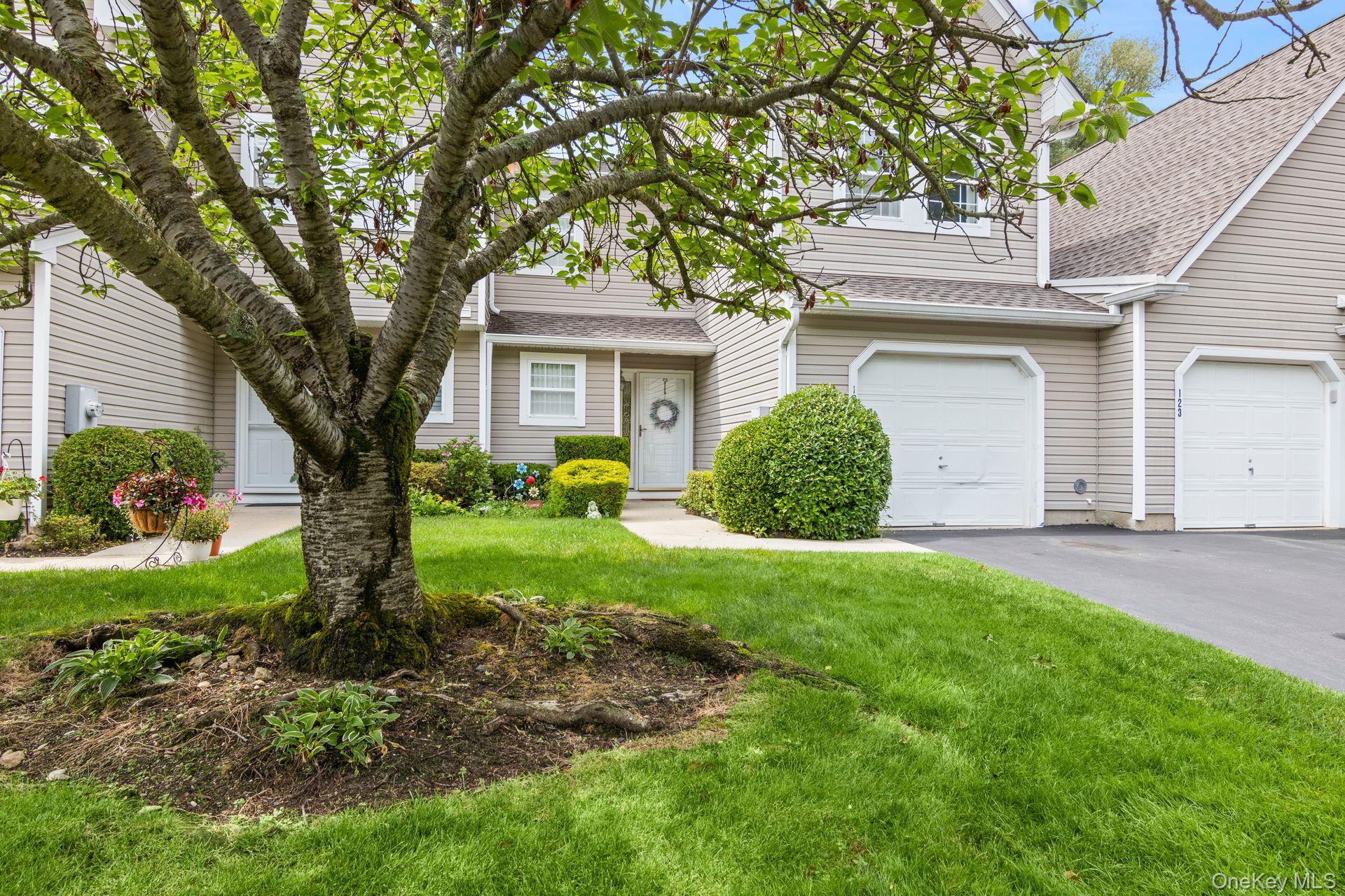 124 Erin Lane, East Setauket, NY 11733