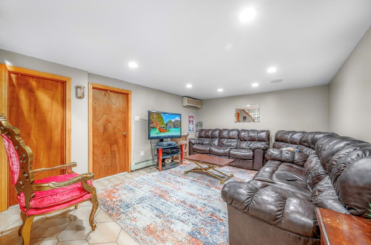 4818 190th Street, Fresh Meadows, NY 11365