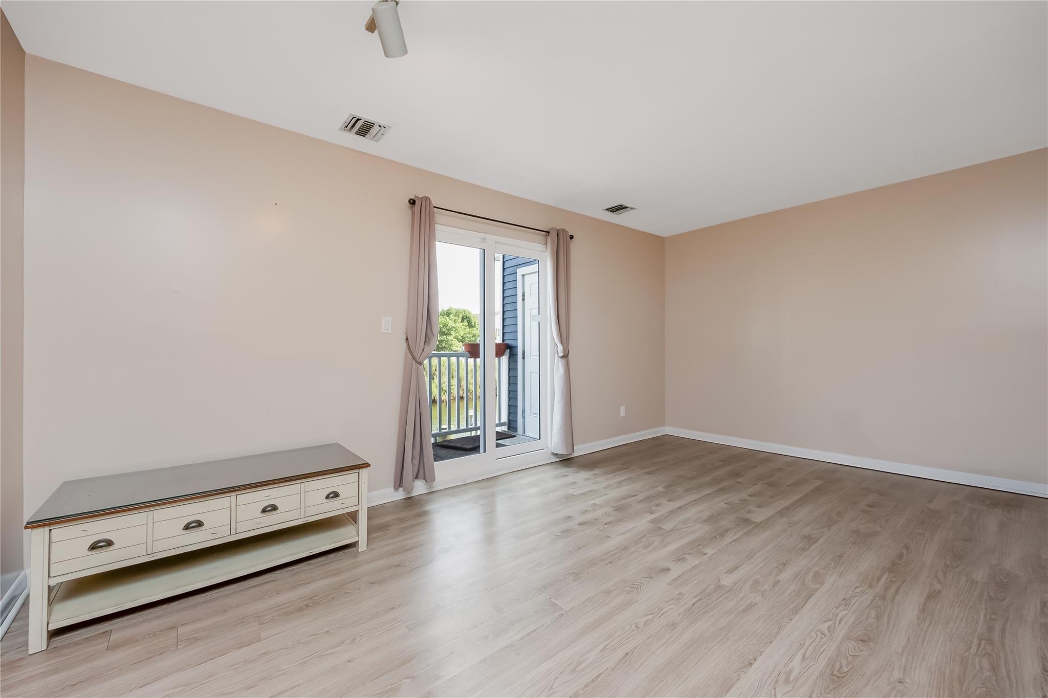 116 Westend Avenue # 21, Freeport, NY 11520